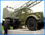 ></p><p class=c_tn></p><p class=c_tn>Им стал настоящий автокран - одна из самых первых машин, выпущенных местным заводом автомобильных кранов. В отличие от водруженных на постаменты в разных городах самолетов и танков, от которых осталась одна обшивка, этот автокран и сегодня мог бы работать. Чтобы защитить старую машину от вандалов и сборщиков цветного металла, памятник открыли на заводской территории. </p><p class=c_tn>Полтора года назад из Иркутска сообщили о старом ивановском автокране, который уже стоял в виде памятника на местной автобазе. Автобаза обанкротилась, и машине суждено было стать грудой лома. Изменить его участь смог сын водителя этого МАЗа. Его отец  отработал на этом кране 30 лет и получил за свой труд ордена. Свою машину - один из самых первых ивановских кранов - считал надежной и не соглашался пересесть на другую. «Кран отработал 3 срока. Это было достаточно много по тем временам. Кран работал и грейфером, и сваи забивали этим краном, и грунт рыхлили. В то время техники было достаточно мало, и ее использовали на все 300%. И отец очень любил его. У него даже было прозвище – «Родной», рассказывает сын первого водителя крана Николай Гиндин. Водитель сам доработал кран. Он так укрепил стрелу, чтобы поднимать 9 тонн вместо 6. И никогда не стеснялся того, что кабина была деревянной. А сын крановщика добился, чтобы машина вернулась в Иваново. </p><p class=c_tn>Старый кран поставлен на основание уже с помощью других, современных кранов. Но первоначально идея была иной - его хотели показать в действии. Потому что двигатель исправен, стрела способна поднимать грузы. Просто показывать кран в работе, а потом загонять его на постамент оказалось слишком сложно. На церемонии открытия ветераны завода рассказывали, как работали на довоенных станках ДИП. Это сокращение означало Догоним и перегоним. Оборудования поначалу катастрофически не хватало, даже подъемников в монтажном цехе не было. А самой первой продукцией завода были совсем не краны. Здесь делали кухонные столы и табуретки. Теперь здесь выпускают краны-стотонники. Через полвека мы узнаем, оказались ли они такими же надежными, как старая машина на постаменте. </p><p class=c_av>Василий Когаловский</p>
	
		<div class=