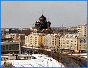 ></p><p class=c_tn>К 2010 году население Иванова сократится почти вдвое - до 280 тысяч человек. Такой мрачный прогноз озвучили специалисты питерского института урбанистики, которые занимаются разработкой нового генерального плана областного центра. После года работы они впервые представили проект этого документа членам градостроительного совета. </p><p class=c_tn>Впрочем, прогнозов на самом деле 2 и сами проектировщики опираются на более оптимистические цифры. Что-то около 380 тысяч населения к 2025 году. Но это не будет означать какого-то спада в развитии. Иваново - не только убывающий город, но и город узких улиц, застройка очень плотная, свободной территории уже сейчас не больше 20 гектаров. Главная задача - разгрузить центр и связать удаленные друг от друга районы. </p><p class=c_tn>Прежний генплан города был довольно радикальным документом. Правда, ни одно из его положений так и не было реализовано. А вот новый проект генерального плана сочли умеренным и даже чрезмерно щадящим. Похоже, ивановцам хочется больших преобразований и более серьезных шагов по перекройке привычного облика областного центра. Существенных преобразований через 20 лет новый генплан не обещает. Глава города поддержал проектировщиков. Так, одна из стратегий прежнего документа была такой: снести по живому частный сектор и нарезать магистралей. Нынешний проект, наоборот, учитывает и существующую транспортную раскладку и зоны усадебных застроек. В кулуарах говорили, что основательным новый проект заведомо быть не может. Генплан той же Казани стоит сотни миллионов, а у нас его заказали всего за 6. </p><p class=c_tn>«За довольно короткий срок проектировщики сумели представить первые результаты своей деятельности, которые дали возможность начать поиск конкретных решений и я считаю, что работа идет в нужном направлении», - отметил мэр Иванова Александр Грошев. А автор проекта Ирина Гришечкина объясняет: «Для Иванова нет простых решений. Город уже сформировался, хотим мы или нет. Просто красивую картинку - я не считала нужным это делать, а сделать именно те предложения, которые могли бы улучшить и транспортную инфраструктуру, и функциональное зонирование, и экологическую ситуацию». Но таких предложений местным архитекторам как раз и не хватало. Они упрекнули проектировщиков в недостатке аналитических данных: сколько, например, стоит земля в центре Иванова, какими домами застроен район, через который предлагается пробить транспортную нитку. «Для того, чтобы эту перспективу видеть и правильно ее подать, надо было сделать хороший крупный фундаментальный анализ, собрать информацию достойную для того, чтобы найти золотую середину - пусть даже при наших более чем скромных бюджетных возможностях для реализации генплана, - но надо было это сделать», - высказал своё мнение директор института «Гражданпроект» Владимир Сапожников.</p><p class=c_tn>Однако участники встречи понимали, что готовые решения на данном этапе невозможны. А вот обсуждать документ нужно. Но не так, как это делали некоторые присутствующие, которые спрашивали автора проекта: почему, дескать, на вашем генплане нет бань для жителей частного сектора. Тем более что генпланом горячая вода не предусмотрена, как пошутил глава города. </p><p class=c_av>Дмитрий Попов</p>
	
		<div class=