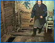 ></p><p class=c_tn>В прошлом месяце в одном из домов по улице 3 - Интернационала чуть было не произошла катастрофа. Пол в туалете провалился, вслед за ним обрушилась стена. По чистой случайности никто из находившихся на месте трагедии жильцов не пострадал.</p><p class=c_tn>Роза Николаевна Рождественская живет в доме № 43 по улице 3 - Интернационала уже тридцать лет. Дом старый, еще прошлого века. Есть даже заключение эксперта, что дом восстановлению не подлежит. До чужих проблем нет никому дела. Чего опасалась семья Рождественских, то и произошло. Однажды пол в туалете провалился, пришлось вызывать плотника. От одного удара топором начала падать стена. Она упала бы на хозяйку дома и на рабочего, если бы он вовремя не подпер ее доской. Сразу же приехали ответственные лица из ЖРУ. Теперь в квартире нет воды, газа и канализации. Стена с электропроводкой тоже держится на честном слове. Выход из неприятной ситуации нашелся. Хозяевам несчастливой квартиры  предложили пожить некоторое время в гостинице. За свой счет. А так же пообещали квартиру в Суховке, в феврале или марте следующего года. Пока  же хозяйка  закрывает дыры в полу, чтобы крысы свободно  не бегали по дому. А если же и в следующем году придется жить в этой лачуге? </p><p class=c_tn></p><p class=c_tn></p>
	
		<div class=