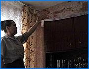 ></p><p class=c_tn>Еще одна история, типичная для Иванова и ивановцев. Старый дом в Узловом переулке перенёс многое за свой век: горел, квартиры затапливало кипятком из отопительной системы, а стены постоянно дрожат из-за проходящих поблизости поездов. </p><p class=c_tn>В среду вечером супруги Артюховы вернулись домой и обнаружили, что квартира окутана паром, палас плавает в горячей воде, а с потолка капает грязный кипяток ржавого цвета. Диван и сегодня стоит мокрым, хоть выжимай. Пол местами вздулся, обои пошли пузырями. Горячая вода повредила дорогую аппаратуру, за которую еще не отдан кредит. Сотовый телефон не подает признаков жизни. Белье и одежда пахнут ржавчиной. Под линолеумом влага - она никак не просохнет. И все потому, что на втором этаже идет ремонт. Слесари из домоуправления меняли трубы, но кран не перекрыли. А в доме вдруг включили отопление. Мастер из домоуправления составил акт - отвалился один метр плитки. Это уже четвертый мастер за год - текучка кадров. Год назад горячие фонтаны забили из трубы на кухне. Дыру заткнули. Трубы так и не поменяли. Так же, как не меняют сантехнику в соседнем подъезде. Инвалид-колясочник уже год вместо бачка пользуется ковшиком. Стены и потолки едва держатся. Деревянному дому 80 лет - он свое отслужил. Однако реформа жилищного сектора предполагает приватизацию инженерных конструкций даже в таких старых домах. Квартиры будут в одних руках, а лестницы и подъезды в других. </p><p class=c_tn>Рядом еще один такой же дом, но уже полуразрушенный. Его купил предприниматель и расселил жильцов. В старых стенах стали собираться бомжи. Строение несколько раз горело, угрожая соседнему, жилому дому. Владелец развалин, как выясняется, был бы даже рад пожару. В результате, жильцы дома в Узловом переулке, живут, по словам пожарных, на пороховой бочке. </p><p class=c_av>Василий Когаловский</p>
	
		<div class=