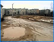 ></p><p class=c_tn>Дороги продолжают оставаться одной из главных российских бед. Жители улицы Владимирская в Кохме уже больше года вязнут в грязи. Они устали от обещаний властей отремонтировать дорогу. Добиться от своего мэра внятного ответа на вопрос - когда люди смогут переобуться из резиновых сапог в нормальную обувь, жители Владимирской не могут. </p><p class=c_tn>Чуть больше года назад это направление еще можно было назвать дорогой. Сейчас от нее остались лишь воспоминания. Здесь строится новый водовод, поэтому все было перекопано. Теперь, когда прокладка труб закончилась, а землю выровняли, осталась непроходимая грязь. Организация, которая закладывала водовод, должна была отремонтировать после себя дорогу. </p><p class=c_tn>Жители домов по улице Владимирская устали скакать по доскам через постоянные лужи и грязь. Она не исчезает даже в сухую погоду. После дождей ходить здесь вообще невозможно. В детский сад, он находится через дорогу, родители вынуждены носить детей на руках. Без крепких выражений через это не пройдешь, утверждают жители. Периодически то, что осталось от дороги, стараются привести в нормальное состояние местные предприниматели, у которых рядом автостоянка. Но хватает не надолго. Заместитель отдела ЖКХ и благоустройства Кохомской администрации Василий Рыжик обещает: «Ну, наверное, к концу этого месяца мы эту дорогу отремонтируем. Хотя асфальт мы сейчас не сможем бросить - средств нет».</p><p class=c_tn>Пока же, людям остается ждать. Теперь - конца ноября. Но потом начнутся морозы и про проблему опять забудут, утверждают люди. Словам здесь уже не верят. </p><p class=c_av>Марина Четверткова</p>
	
		<div class=