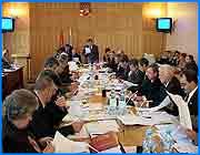 ></p><p class=c_tn>Сегодня областной избирком фактически объявил, кто победит на следующих выборах в Законодательное Собрание и в муниципальные органы власти. Представители избирательной комиссии огласили предложения о внесении изменений в выборное законодательство региона. Слушателями были представители политических партий, депутаты областного парламента, руководители территориальных избиркомов и журналисты. </p><p class=c_tn>«Когда мы едины, мы непобедимы». Латиноамериканский лозунг активно продвигают в жизнь правящая партия и беспартийный действующий президент. Все реформы ведут к тому, что у руля должна остаться Единая Россия и дистанционно управляемые ЛДПР и Родина. КПРФ, по циничному расчету думского большинства, умрет вместе со своим пожилым электоратом. Нововведения непобедимого парламента поставят прочный заслон на пути строптивой политической мелочи - им не дадут объединиться. Избирательные блоки объектом выбора считаться не будут. Другое новшество отсекает назойливых одиночек - в госдуму можно пройти лишь по партийным спискам. В местном избиркоме решили пойти по властной вертикали вниз. Звучит целый ряд усовершенствований действующей избирательной системы в области. На выборах в Законодательное собрание будет действовать принцип фифти-фифти - половина депутатов по партийным спискам, оставшиеся - по многомандатным округам. Округов должно быть 6, в каждом - по 4 депутата. Оппоненты этой идеи нашли у нее ряд недостатков. Каждому кандидату в ЗС нужно будет собрать для регистрации в 4 раза больше подписей. Избиратели укрупненных округов вряд ли будут вдаваться в характеристики и биографии малознакомых кандидатов. Они просто поставят галочки и крестики возле известных фамилий. Результат предсказуем. «В том виде, в котором представлен закон в настоящее время, пройдут только люди, которые имеют толстые кошельки, известное имя и большие организации, которые будут их поддерживать», - считает  депутат Законодательного Собрания Олег Мозенков.</p><p class=c_tn>Активную поддержку, заготовленную на бумажке, новым выборным инициативам заявил представитель лишь одной-единой политической партии, которая и рассчитывает на полновластное одиночество на всем протяжении вертикали. Заместитель руководителя ИРО «Единая Россия» А.Соловьёв сказал: «Мы поддерживаем подход, дух этих предложений и рассчитываем на то, что при непосредственном принятии новых законов наши депутаты будут учитывать не личные выгоды и соображения, а примут решения в интересах всех избирателей Ивановской области».</p><p class=c_av>Сергей Хохлов</p>
	
		<div class=
