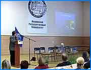 ></p><p class=c_tn>В ней традиционно примут участие школьники и студенты. В течение двух дней они будут работать в Гаагской модели ООН. По заявлению организаторов в этом году конференция пройдет в измененном виде и в сокращенные сроки. Все это последствия событий в Беслане. На заседании Совета безопасности основная тема обсуждения -  терроризм. Но перед тем, как ответить на вопрос - как может бороться молодежь с мировым злом, генеральному секретарю Совета Евгении Бакаловой какое-то время приходится поискать ключ от зала заседаний. Вскоре появляется сотрудник службы протокола, он же методист ИвГУ, и собравшиеся приступают к обсуждению текущего момента.    </p><p class=c_tn>Все участники говорят только на английском. Такое правило - международный язык намекает на глобализм обсуждаемых событий. Терроризм - это вселенское зло, соглашаются друг с другом члены совбеза. Это тем более понятно, что около 80 участников не смогли приехать на конференцию в Иваново. Власти США, Швеции и Нидерландов запретили детям посещать Россию после событий в Беслане. В этом году статус 12 международной конференции Россия и мировое сообщество спасают гости из Белоруссии и Украины. В течение двух дней молодые люди попытаются разрешить неразрешимые вопросы. Кроме терроризма, они обсудят такие вечные темы, как создание общеевропейского пространства, а также преодоление разрыва между поколениями и полами.</p><p class=c_tn></p><p class=c_tn><b><i> Андрей Кузьмичев</i></b> </p>
	
		<div class=
