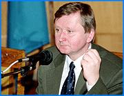 ></p><p class=c_tn>Главная политическая новость дня - Павел Коньков больше не спикер Законодательного Собрания области. С подачи депутатской группы Единая Россия парламентарии рассмотрели вопрос об отзыве Конькова. Судьба спикера решилась на сегодняшнем пленарном заседании. Те, кто наблюдал за событиями, уже называют их фарсом года. </p><p class=c_tn>Депутатов снова скрутило в политических корчах. Свыше 60 вопросов в повестке дня - большая часть которых касалась архиважных бюджетных законов - отодвинули ради одного: быть или не быть Конькову председателем областного парламента. Похоже, депутатам нынче не до бюджета, и даже сторонники Конькова поддержали решение рассмотреть вопрос первым. </p><p class=c_tn>Депутат ЗС Владислав Тихомиров возмущался: «Кому это надо? Это надо группе руководства Единой России и нашего регионального политсовета, куда, кстати, втянули и моего уважаемого коллегу Фомина. Сделать все для того, чтобы региональный политсовет Единой России всем вам - без исключения! - на шею свесил ножки и говорил: Рулите туда, рулите сюда! А Андрей Мельников поддержал: «И в результате мы все попадем в состояние неспособности принимать решения. Это и есть главная задача, а не Коньков. Потому что предвыборный год, потому что нужно манипулировать областью, депутатами, решениями, и нас всех просто развести». Тихомиров признал, что Коньков был лучшим спикером, а Андрей Мельников потребовал от депутата Фомина  официального заключения политсовета ЕР по поводу новой инициативы. Как выяснилось, такого документа нет. Еще накануне парламент буквально лихорадило, а в СМИ даже появились сообщения о том, что каждому участнику заседания обещано по 50 тысяч рублей за голос против Конькова. </p><p class=c_tn>Несмотря на эмоциональные перехлесты и периодические взрывы смеха в зале, час голосования неминуемо наступил. Чуть раньше депутат Фомин выступил с предложением поменять состав нынешней счетной комиссии, куда в итоге вошли еще 3 депутата. Судьба Павла Конькова решилась в 11 часов 20 минут. Председатель счетной комиссии ЗС Елена Акимова объявила: «За - 20, против - 12. Решили: председателя Законодательного собрания области Конькова Павла Алексеевича считать отозванным».</p><p class=c_tn>Коньков уповает на понимание коллег и покидает зал заседаний. Почти сразу заявляют о своей отставке 3 депутата: Ирина Шутова - с поста заместителя председателя Законодательного Собрания, Андрей Мельников - с поста руководителя бюджетного комитета и Андрей Кабанов - экономического комитета. Швыряться своими обязанностями негоже, попеняли им депутаты. Но судьба отставников интересовала их недолго. Оставшиеся сразу потребовали приступить к выборам нового спикера. Кандидатур заявлено две: Владимир Гришин и Наталья Ковалева. Ковалева дает самоотвод. Остается один Гришин, которому в этой игре уже загодя была отведена роль. Вновь объявляют тайное голосование. Тем временем к журналистам выходит бывший спикер и делает короткое официальное заявление. «Этот кризис серьезно осложнит работу Законодательного Собрания. Нужно много мудрости и компромисса, чтобы преодолеть сложившееся положение и вернуться к продуктивной работе. Политическая моя деятельность - она не кончена. Мне нужно время осмыслить ситуацию, чтобы определить дальнейшую тактику и определить свое место в ивановской и федеральной политике», - заявил Павел Коньков.</p><p class=c_tn>В закулисье главные действующие лица оставшейся части спектакля дорабатывают тактические ходы - дело почти сделано. Они уверяют: Гришин в этой схеме возник потому, что он самый опытный и позволит нынешнему созыву ЗС продуктивно доработать год. А прогнозы на остаток года нынешнего дают более чем оптимистические. </p><p class=c_tn>Александр Фомин уверен, что «…процесс законотворчества и то, что связано с бюджетом, сорвано не будет, какие бы демарши не предпринимали люди, несогласные с сегодняшним решением Законодательного Собрания». </p><p class=c_tn>И вот объявляются результаты голосования. 22 голосами против 1 Гришина утверждают в новой должности. Для Гришина - это <i>старая</i> новая должность. Ведь однажды он уже сидел в кресле спикера, откуда его благополучно ушли, заменив Коньковым. Закон бумеранга сработал. </p><p class=c_tn></p><p class=c_tn><b><i>Дмитрий Попов </i></b></p>
	
		<div class=