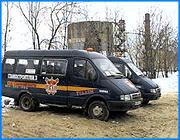 ></p><p class=c_tn>На остановках в центре Иванова появятся таблички с указанием номеров маршрутных такси и интервалов их движения. Тем временем на окраинных улицах продолжаются транспортные войны. На заседании транспортной комиссии в городской администрации заговорили о бандитизме на дорогах. </p><p class=c_tn>Маршрутная война продолжается. Свидетельством тому стало письмо в адрес мэра, которое зачитано на транспортной комиссии. В письме руководителей предприятия Экспресс-сервис, которое возит пассажиров в малых автобусах – ПАЗиках говорится о событии уже месячной давности. В Нежданове на темной вечерней улице ПАЗик 18 маршрута вынудила остановиться легковая машина. 5 человек из нее зашли в автобус. </p><p class=c_tn>«Объявили, что автобус дальше не пойдёт. Заставили выйти из него всех пассажиров, включая престарелых людей и женщин с детьми. Указанными действиями работа по маршруту была сорвана, водители, его обслуживающие, работать на нем отказываются», - рассказал Сергей Мкртумян. </p><p class=c_tn>Мэр отправил копии этого письма в УВД, прокуратуру и управление ФСБ. А заместитель мэра назвал происшествие бандитизмом. Что бы ни было на окраинах, центральные улицы будут блистать новыми табличками с указанием номеров маршруток. 5 штук уже готово. Остальные доделают через неделю и повесят на остановках. На комиссии ничего не говорилось о том, что остановки обледенели, с них можно невольно скатиться прямо под колеса транспорта. Утром на пр. Энгельса пешеход попал под троллейбус. Даже легкие Газели не успевают тормозить. Они не подъезжают, а скользят. Так - по всему городу, за исключением считанных остановок, где дворники сбили лед с бордюров. Аварийность в последние дни выросла в 3-4 раза. Но сегодня идет борьба не со льдом, а с кохомским мэром Кашиным. Водители 100 маршрута Кохма - Рабочий поселок решили получить ивановские лицензии и обещают платить налоги не в кохомский, а в ивановский бюджет. Но для этого просят зарегистрировать их маршрут официально, просят дать добро.</p><p class=c_tn>Легализовать маршрут вправе только областные органы. Но Иваново готово согласовать временный путь по территории города, хотя у ГАИ много претензий. Часть ивановских маршрутчиков тоже против маршрута № 100 и говорят, что так можно разрешить любые перевозки, введенные явочным порядком. Однако до решения областных властей сотке дана зеленая улица.</p><p class=c_tn></p><p class=c_tn><b><i> Василий Когаловский. </i></b></p>
	
		<div class=