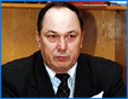 ></p><p class=c_tn>Гендиректор АО Ивэнерго переквалифицировался в технолога. Сегодня он созвал журналистов, чтобы наглядно, с помощью таблиц и расчетов, опровергнуть последние заявления городских чиновников. Напомним, на городской штабе по чрезвычайным ситуациям было заявлено, что, взяв на себя функции ИвТБС, монополист не сумел обеспечить нормального теплоснабжения юго-западного района Иванова. </p><p class=c_tn>На пресс-конференцию в свидетели позвали и депутатов Городской думы. Вячеслав Васильевич заготовил целый ворох таблиц и графиков. По мысли Смирнова, сейчас главная задача установить, чем вызваны проблемы с теплом в юго-западном районе Иванова - общесистемной ситуацией или очаговыми узлами. Вчера 5 бригад «Ивэнерго» обследовали больше 100 зданий, находящихся в контуре ИвТБС, включая школу и 2 детских сада. И вот что выясняется: в некоторых домах больше 40 лет не было капитального ремонта, не говоря о промывке сетей, в ряде случаев нужно было просто заменить конус. Все это работа муниципальных служб, но в итоге, говорит Смирнов, виноватыми власти назвали нас. </p><p class=c_tn>На карте города красными точками отмечены жалобы ивановцев. Плотность таких жалоб в некоторых районах даже выше, чем в зоне контура ИвТБС. Однако городские власти этот факт игнорируют. Включение ИвТБС в схему - чей-то корыстный интерес, уверен Смирнов. Юго-запад Иванова был запитан от станции около 15 лет назад и мотивы этого решения Смирнову до сих пор неясны. Притом, что станция поставляла тепло по цене более высокой, чем ТЭЦ. За эти годы руководство ТБС ни копейки не вложило в развитие собственных сетей и использовала сети «Ивэнерго». Сейчас власти Иванова готовы через суд обязать компанию включить ИвТБС в схему. Смирнов ссылается на документы: договор о транспортировке тепла от ИвТБС истек в апреле этого года - так из-за чего судиться? «Поэтому решение какой-то комиссии, обязывающее нас включить ИвТБС, мы выполнять не собираемся и не будем. Юридически не имеют никакого права заставлять нас выполнять внедоговорные отношения двух хозяйствующих субъектов», - заявил Вячеслав Васильевич. У нас достаточно доброй воли, чтобы идти навстречу городу, заявил Смирнов. С этой целью «Ивгортеплоэнерго» даже отсрочили очередной платеж на целый месяц. А идею создать межведомственную комиссию по изучению ситуации в проблемном районе глава «Ивэнерго» поддержал. С условием, что туда должны войти технологи-профессионалы, а не дилетанты и демагоги. </p><p class=c_tn></p><p class=c_tn><b><i>Дмитрий Попов </i></b></p>
	
		<div class=