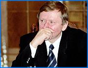 ></p><p class=c_tn>Победа мнения большинства над политическими амбициями руководящей верхушки областного парламента. Так прокомментировал историю со своим назначением новый старый председатель Законодательного собрания. На встрече с журналистами Владимир Гришин также обрисовал свое видение расстановки политических сил в области. </p><p class=c_tn>Пожалуй, главное заявление Гришина: раскола в Законодательном Собрании нет, и все важные документы, включая бюджет следующего года, будут приняты в срок и в должном качестве. А Конькову, Кабанову и Мельникову просто аукнулась их политическая глухота. Всего-то и нужно было - выполнить предписание Президента об усилении роли партий в законодательных органах. А также указание местного отделения Единой России - записать в регламенте парламента процедуры создания фракций. Сделано этого не было, и депутатское большинство решило подружиться против Павла Конькова. «Руководители ЗС оказались на краю происходящих процессов, и не смогли повлиять на ситуацию. Поэтому она разрешилась таким образом, что объединение всех фракций ЗС выразилось в недоверии председателю законодательного собрания», - заявил новый председатель Законодательного Собрания.</p><p class=c_tn>Владимир Сергеевич припомнил своему предшественнику, а заодно Мельникову с Кабановым все грехи. Как на десятилетии Законодательного Собрания Коньков вдруг заявил, что областной парламент состоялся. Как почему-то тот же Коньков решил, что ресурсы кадровых перестановок в ЗС исчерпаны. Как непонятно за какие заслуги руководящую троицу стали чаще всех избранников показывать по телевизору. Сам Владимир Сергеевич старался держаться поближе к центру происходящих процессов и вступил в «Единую Россию». Правда, по его словам, долгое время он был пассивным членом партии, пока ивановским городским политсоветом руководил Кабанов. Теперь для Гришина пришла пора выйти из политической тени. При поддержке парламентского большинства и политических сил, которые управляют этим большинством, все должно стать ближе к президентским пожеланиям. Партии повысят свою роль в законотворчестве, сильнее станет роль так называемого Совета при спикере. А ресурс перестановок в парламенте вовсе не исчерпан. Можно еще переставлять и переставлять.</p><p class=c_tn>В журналистской среде прямо называют политические силы, стоящие за отзывом Конькова и выдвижением на этот пост Гришина. Кукловодом всей постановки считается депутат Государственной думы, а теперь еще и заместитель председателя контрольно-ревизионной комиссии Единой России  Михаил Бабич. Любопытно, что отношения Гришина и Бабича до сих пор складывались весьма неоднозначно. </p><p class=c_tn>Предпоследняя политическая сенсация с Гришиным в главной роли состоялась в феврале этого года. Когда решался вопрос об отставке представителя области в Совете Федерации Валентина Бакулина. Владимир Сергеевич заявил, что накануне ему звонил депутат Госдумы Михаил Бабич. «Угрожал, что в случае, если я действительно буду препятствовать принятию Законодательным Собранием решения по отзыву Бакулина, то моя личная безопасность не может быть гарантирована. Меня ожидают неприятные последствия. Со своей стороны, до окончания расследования правоохранительными органами я не считаю возможным участвовать в рассмотрении этого вопроса. И призываю всех, кто поддержит меня, покинуть зал заседаний», - выступил он тогда на заседании.  </p><p class=c_tn>Как потом выяснилось, Бабич угрожал покалечить Гришину одну, весьма ценную часть тела. Сам Бабич впоследствии заявил, что не мог угрожать Гришину, потому что незачем. Он оценил Владимира Сергеевича так: «Люди, которые ушли в политическое небытиё, которые абсолютно не представляют никакой ценности как политики, ни как профессионалы в какой-то отрасли, давно себя скомпрометировали, дискредитировали, т.е. это такая, одна из последних попыток заявить о себе, поучаствовать хоть в каком-то политическом процессе, привлечь к себе внимание, вот такие профессиональные провокаторы-интриганы». </p><p class=c_tn>И вот теперь два депутата, видимо,  нашли общий язык. Владимир Гришин получил место спикера если не по прямому указанию, то с полного одобрения Бабича. В.Гришин сегодня отметил: «В данной ситуации надо отбрасывать личное, амбициозные вопросы. Мы отбросили личные обиды, личные амбиции, и настроились на продуктивный лад». Кстати, отбрасывание произошло взаимное. В последних своих интервью Михаил Бабич несколько более лестно отзывается о Владимире Гришине.</p><p class=c_tn></p><p class=c_tn><b><i> Сергей Хохлов </i></b></p>
	
		<div class=