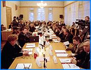 ></p><p class=c_tn>Работа Законодательного Собрания области, похоже, возвращается в нормальное русло. Во вторник, хотя и с трудом, депутатам удалось собрать кворум и принять ряд важных для области законов, регулирующих налогообложение. </p><p class=c_tn>Кворум был превышен всего на 2 человека, но это уже позволило обсуждать и принимать законы. Отсутствовавшие депутаты сказались больными или срочно отбыли в командировки. И музыка, звучащая в начале каждого заседания, на этот раз воспринималась как гимн кворуму.</p><p class=c_tn>Новому старому спикеру, несмотря на трудности с формулировками, удавалось довольно быстро вести собрание к намеченным целям. Целями были поправки к налоговым законам области. Речь шла о налоге на имущество, транспортном налоге и о, так называемой, вмененке. Льготу по налогу на имущество получила Епархия, несмотря на гневные обвинения со стороны депутата Сергея Валькова в дискриминации других конфессий. А вот энергетикам в послаблениях было отказано. В случае с единым налогом на вмененный доход и транспортным налогом депутаты не дали областной администрации повысить эти подати до уровня, угодного исполнительной власти. Ивавтодор настаивал на повышении ставок налога на грузовики в полтора раза, но депутаты согласились только на 12 %. </p><p class=c_tn>Начальник Управления «Ивавтодор» так объяснил свою позицию: «Ставки по грузовым автомобилям в нашей области значительно ниже, нежели у наших соседей, в 2 раза. Во Владимире, Ярославле и Костроме, как я уже подчеркивал, эти ставки в 2 раза выше. В то время как владельцы легковых автомобилей платят ставки, аналогичные с нашими соседями. Поэтому мы посчитали, что эти ставки нужно поднять». </p><p class=c_tn>В полтора раза предлагала администрация повысить и вмененку, но выгорело только 15 %. Это тем более понятно, что большая часть депутатов так или иначе связана с бизнесом. Промышленники считают, что налоги должны быть такими, чтобы платить их было не смертельно для бизнеса. И чтобы участники рынка с разными уровнями налоговой совести выровняли свои возможности. «Одни сейчас несут непомерную нагрузку, платя 100% налогов, и в результате налогового увеличения, будет еще большее бремя по налогообложению нести. А другие участники рынка, которые, допустим, не платят и низкие налоговые ставки, на них это повышение… никак не влияет. Вот этого нельзя допускать, должна быть нормальная оптимальная величина налогообложения», - подчеркнул генеральный директор ИРО СПП А. Жбанов</p><p class=c_tn>В ходе заседания раскол в депутатской среде все же дал себя знать. Когда речь зашла о выборах вице-спикера вместо ушедшей с должности Ирины Шутовой, возникли трудности. Один из депутатов, бывший сторонник Павла Конькова, отказался участвовать в тайном голосовании. Поскольку кворум был превышен еле-еле, этот голос решал все. Уговаривать пришлось втроем. Удалось. Вторым вице-спикером был избран Евгений Нестеров, руководитель крупного текстильного предприятия. Теперь ему придется решать проблему совмещения двух сложных и трудоемких должностей. </p><p class=c_tn>На заседании были внесены изменения в состав комитетов. Войти в комитеты по бюджету и экономике пожелали депутаты, которые до сего момента либо не участвовали в предварительной подготовке законов, либо выступали в комитетах социальной направленности.</p><p class=c_tn></p><p class=c_tn><b>Сергей Хохлов</b></p>
	
		<div class=