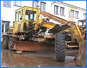 ></p><p class=c_tn>Середина октября – время, когда вся спецтехника города должна быть переоборудована для уборки улиц в зимний период. Сегодня только 70% машин  могут выйти на линию. Основная причина  - изношенность автопарка. Неудовлетворительное финансирование Ивановского муниципального спецавтохозяйства   всегда являлось главной причиной конфликтных ситуаций происходящих вокруг этого предприятия. Ежегодные судебные разбирательства между городской администрацией и внешним управляющим СМП по выколачиванию долгов из местного бюджета стали обычным явлением. Во время не финансируются уже  выполненные работы. Не выделяются деньги на покупку новой техники, на ремонт старой, на заготовку противогололедной смеси.   Износ машин автопарка – 90%. Чтобы отремонтировать имеющийся автопарк, разбираются  не подлежащие восстановлению автомобили. Например, на ремонт только одной машины необходимо потратить около 15 тысяч рублей.  Новый переоборудованный ГАЗ стоит более трех сот тысяч рублей.  На сегодня предприятия такими суммами не располагает. Хватает других проблем, так как СМП сейчас находится в стадии банкротства. И все же, как отметило руководство этого предприятия, несмотря на отсутствие финансовых  поступлений и независимо от погодных катаклизмов в любой момент их коллектив готов обеспечить город спецтехникой. Сегодня же состоялось заседание арбитражного суда, на котором обсуждалась дальнейшая судьба Ивановского спецавтопредприятия по санитарной уборке города. Было принято решение о продлении внешнего управления на предприятии еще на 6 месяцев по ранее принятому плану. По истечении этого срока будет известно: посчитают ли судебные органы данное предприятие банкротом или разрешат ему продолжить работу в качестве муниципального унитарного предприятия.</p>
	
		<div class=