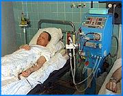 ></p><p class=c_tn>У ивановских больных нет шансов: излечиться не получается даже за собственные деньги. Об этом говорили на заседании комитета по труду и социальной политике Законодательного собрания области. Поводом к обсуждению проблемы стала ситуация с нехваткой аппаратов искусственной почки в больницах губернии. </p><p class=c_tn>В ивановских больницах  работает только 4 аппарата искусственной почки. Все они изношены и отработали по 3, а то и 4 нормативных срока. Но в очереди к ним около 100 человек. Столько не в состоянии обслужить даже новая техника. Медики помогают пациентам, пока могут. </p><p class=c_tn>Больницы города вскоре могут столкнуться с полным выходом из строя многих аппаратов и устройств. Бюджетных денег на обновление или хотя бы поддержание их в рабочем состоянии нет. Госпиталю инвалидов войны выделили 360 тысяч на все медоборудование. На такие деньги ничего не купишь. Надо дать больницам больше, - считает депутат Наталья Ковалева. Если учесть, кому сколько нужно на самом деле, бюджет придется увеличить втрое, - парировал главный финансист области. Недавно депутаты попытались помочь девочке из Южского района. Но в Иванове не смогли этого сделать. Девочку пришлось везти в Москву на операцию. </p><p class=c_tn>Некоторое увеличение расходов заложено в поправки к бюджету, но их еще будут согласовывать. О результате говорить рано. Также, как и о помощи детским садам. Их перевели на муниципальное финансирование. Денег в бюджетах городов и поселков на детсады и ясли не хватает, как и на все остальное. Депутаты высказались за помощь области.  Не положено, - отвечает финуправление. </p><p class=c_tn>Через неделю областной бюджет окончательно сформируют и вынесут с поправками на второе чтение. За эти дни помощь больницам и детсадам еще не раз станет результатом торга в коридорах власти. </p><p class=c_tn></p><p class=c_tn><b>Василий Когаловский</b></p>
	
		<div class=