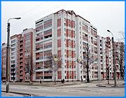 ></p><p class=c_tn>Есть вероятность, что бюджет самого крупного муниципального образования области будет принят до нового года. Сегодня в бюджетном комитете ивановской Думы прошло первое обсуждение главного финансового документа города. </p><p class=c_tn>Депутатов в зале немного - верный признак отсутствия личного интереса. Председатель комитета подробно расписывает коллегам весь регламент рассмотрения и принятия бюджета. Так, на всякий случай. Народным избранникам сегодня отведена пассивная роль. Главное действующее лицо, он же сценарист и режиссер на первом обсуждении документа - начальник городского финуправления Старкин. Он и оглашает основные параметры бюджетного года 2005. Финансовая карта легла удачно, по крайней мере, пока. Федеральные реформы сняли с городского бюджета часть расходов и добавили доходных статей. Но от дефицита почти в 300 миллионов рублей это не спасает. Выход найден самостоятельно. «Источниками финансирования дефицита бюджета являются доходы от продажи муниципального имущества. Это те программы и прогнозы, которые Дума утверждала в этом году. И те решения, которые были приняты и учтены в этом проекте решения. Это центральный рынок и другое муниципальное имущество. Всего 300 млн. рублей», - сказал И.Старкин. </p><p class=c_tn>Еще год назад 300 миллионов рублей планировали выручить за один только торговый комплекс. Но рыночная ситуация, а именно развитие торговли в Иванове, сбила цену до 200. Еще 100 миллионов даст продажа гостиниц и муниципальных аптек. А главный вывод из заявления Старкина - предприятие Ивгортеплоэнерго теперь может остаться один на один со своими долгами. Ведь раньше по всем финансовым обязательствам МУПа отвечала мэрия. Теперь будет иначе - с нового года городские власти перестанут по-матерински считать каждую копейку карманных расходов муниципальных энергетиков. </p><p class=c_tn>Это значит, что шансы на появление горячей воды в квартирах ивановцев летом становятся совершенно неясными. </p><p class=c_tn></p><p class=c_tn><b>Сергей Хохлов</b></p>
	
		<div class=