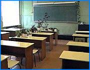 ></p><p class=c_tn>Один из сотрудников школы жестоко избил двенадцатилетнего мальчика - ученика 7 класса. К выяснению обстоятельств происшествия подключены милиция и чиновники городского управления образования. </p><p class=c_tn>Последний урок в 7 а закончился в полдень. У закрытого гардероба ожидали ребята - хотели забрать одежду. В ближайшем кабинете шла уборка, дверь была открыта. Мальчишки, для их возраста это естественно, на одном месте не стояли. Играючи они втолкнули Игоря Матвеева и Сережу Буцнова в класс, а дверь за ними закрыли. В это время в классе находился Евгений Гибадулин. Мужчина схватил стул и ударил Игоря по спине, нанес еще несколько ударов кулаком в голову, а потом, схватив ребенка, швырнул его в дверь.  </p><p class=c_tn>Родители говорят, что это не первый случай рукоприкладства Гибадулина по отношению к детям. Выяснилось, что Евгений в школе совершенно посторонний человек, официально в штате не числится. Он сын одной из уборщиц, и приходит помогать матери. Что могло вызвать такую агрессивную реакцию с его стороны - об этом сотрудники школы разного мнения. Завхоз утверждает, что пострадавший мальчик отнюдь не примерного поведения и мог просто вывести уборщика из себя. Педагоги Игоря считают иначе.</p><p class=c_tn>«Нельзя сказать, что это ребенок с плохим поведением. Я вот уже третий год работаю с этим классом и не сказала бы, что какие-то есть проблемы. Как все дети», - говорит классный руководитель.</p><p class=c_tn>После случившегося в школу сразу были вызваны сотрудники милиции и представители городского Управления образования. И те, и другие от каких-либо комментариев по поводу ситуации воздержались - до окончания проверки. Вопросов 2. Первый - почему дежурный учитель не встретил детей у гардероба. И самый главный - что послужило причиной избиения. Исход этого разбирательства сейчас волнует весь учительский коллектив. Скоро школа будет праздновать сорокалетний юбилей, и это происшествие может серьезно подпортить ее репутацию.</p><p class=c_tn></p><p class=c_tn><b>Марина Четверткова</b></p>
	
		<div class=