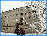 ></p><p class=c_tn>Пострадавший от взрыва газа тридцатиквартирный дом в Родниках начнут ремонтировать уже в этом году. На его восстановление будет потрачено 5 миллионов рублей. А еще  1 миллион 700 тысяч рублей из областного бюджета будет отпущено на жилье для милицейского генерала в Иванове. Так решила согласительная комиссия по доработке изменений в областном бюджете нынешнего года.</p><p class=c_tn>Год заканчивается - еще не поздно внести в нынешний областной бюджет последние, 19 по счету, изменения. Их оказалось так много, а расхождения в подходах такими сильными, что пришлось созывать согласительную комиссию. На ней 2 ветви областной власти - Законодательное собрание и администрация - пытаются договориться о цифрах расходов на конкретные цели. Тут же выяснились интересные подробности: оказывается, 50 миллионов, которые должны были пойти на сокращение бюджетного дефицита, будут направлены в дорожный фонд. Сократить дефицит не удастся, резервный фонд администрации полностью исчерпан. Случись ЧП - денег взять будет уже неоткуда. Но 5 миллионов на дом, который неделю назад пострадал в Родниках из-за взрыва газа, стороны уже договорились выделить до конца года. Пока 30 семей живут у родственников, в муниципальном общежитии и в профилактории, где бесплатно предоставил места текстильный комбинат. «К концу недели будет уже разработан проект восстановления этого здания, будет произведено обрушение стены, которая дала трещину. И начнутся работы по восстановлению дома. Это где-то порядка 2- 2 с половиной месяцев, т.е. будут закуплены материалы. Мы ожидаем, что где-то уже к февралю граждане въедут в свои квартиры», - сообщил глава администрации Родниковского района Сергей Жубаркин.</p><p class=c_tn>Еще одна статья срочных расходов. Некоему милицейскому генералу - уже обеспечен 1 миллион 700 тысяч на покупку квартиры. МВД обещало возместить области затраты.  Многие депутаты сомневаются, что возместит. Но большинство проголосовало за помощь генералу, который, по официальным данным, живет в общежитии. Зато часть средств снимается со строительных работ на шуйском Доме ребенка - опять не готовы проектные документы. Приходится рассчитывать на будущий год - это в лучшем случае. Заседание согласительной комиссии принесло депутатам и другие сюрпризы. Только тут они узнали, что лишь часть районов получит деньги на декабрьские зарплаты бюджетникам. Москва обязала регионы рассчитаться с врачами и учителями до Нового Года. Районам, которые не получат московских денег, пока придется рассчитывать на свои, местные бюджеты. Финуправление разработало целую комбинацию, чтобы за счет поступления денег из Москвы отдать и часть долгов по ветеранским льготам. </p><p class=c_tn>Само заседание комиссии, хоть и согласительной, проходило шумно, в почти митинговой обстановке. Страсти в Законодательном собрании не улеглись. И сегодня новое руководство областного парламента, спорило не столько с администрацией, сколько с несогласными депутатами - недавними руководителями комитетов.</p><p class=c_tn></p><p class=c_tn><b> Василий Когаловский</b></p>
	
		<div class=