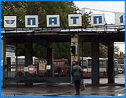 ></p><p class=c_tn>Городская администрация выделила 7,5 миллионов рублей ПАТП-1, и даст денег еще. Но надежды вывести ПАТП из банкротства это все равно не прибавит. А должностные лица мэрии прямо говорят о предстоящей покупке у банкрота земли и ангаров под второй БИМАРТ. Ситуацию с крупнейшим в области автобусным перевозчиком сегодня разбирали депутаты городской Думы на заседании бюджетного комитета. </p><p class=c_tn>Никакие бюджетные вливания не смогут спасти пассажирское предприятие ПАТП-1, - признал заместитель мэра Игорь Старкин. Предприятие несколько лет находится на грани банкротства и срывает нормальные перевозки. Мэрия собиралась расторгнуть с ПАТП договор, но вместо этого дала ему денег, и еще даст до конца года. Это уже позволило рассчитаться за топливо и погасить долги по зарплате водителям. </p><p class=c_tn>Руководство ПАТП и после вливаний не видит, как выйти из кризиса, - признал Старкин. Так что город собирается потратить деньги еще раз - теперь на покупку имущества предприятия. «Там земля, там ангары, там можно сделать второй БИМАРТ. Да фантазии предела нет», - сказал Игорь Старкин. Вслед за тем он призвал думских депутатов Романовского и Корчагина участвовать в разделе, то есть покупке имущества и территории ПАТП. Они явно заинтересованы в этом, так как участвуют в маршрутном бизнесе. Осталось дождаться Нового года, который, хоть и принесет отмену льгот, уже не сможет спасти автобусное предприятие. Если только там не сгущают краски намеренно. </p><p class=c_tn></p><p class=c_tn><b>Василий Когаловский</b></p>
	
		<div class=