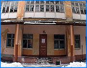 ></p><p class=c_tn>Судьба детских центров технического творчества, юношеского туризма и экскурсий и эколого-биологического решена. Их реорганизация в рамках федерального закона о местном самоуправлении подходит к завершающей стадии. Уже с 1 января все 3 учреждения дополнительного образования станут одним целым. Практически все базы центров удалось сохранить. </p><p class=c_tn>Старейшие организации дополнительного образования объединяются в одно целое. Юридически. Руководство у трех центров будет одно, но базы сохранены, за небольшим исключением. Однако, по словам начальника отдела дополнительного образования Татьяны Рябчиковой, жертвовать чем-то было необходимо, чтобы сохранить остальное. Одно из зданий центра детского технического творчества на ул. Калинина отдали управлению госимущества. Выясняется, что это не такой уж и пустяк. «Это помещение составляет даже больше, чем половина учебных площадей. Конечно, это было важно», - сказал директор центра Николай Попцов. </p><p class=c_tn>Теперь уже бывшее руководство центра технического творчества готовится к работе по новой схеме. Все преподаватели кружков сокращены. Для них в новой объединенной структуре предусмотрены ставки методистов и педагогов-организаторов. Только возьмут не всех. Но Управление образования пытается их трудоустроить, однако сами педагоги ни в чем не уверены. Детей в этом учебном году решено было не набирать, пока не решится вопрос о самом существовании центров технического творчества, туризма и эколого-биологического. «Мы первый год ребят не набирали, потому что мы не знали, то ли нас вообще закроют, то ли нас как-то оставят, потому что если говорить о законе, то мы уже как бы не должны существовать, поэтому мы первый курс не стали набирать. И …сейчас практика показывает, что мы правильно сделали», - объясняет начальник отдела дополнительного образования областного управления образования Татьяна Рябчикова.</p><p class=c_tn>Теперь, когда все более или менее прояснилось, ребят начали набирать снова. И прежние воспитанники продолжают заниматься. </p><p class=c_tn></p><p class=c_tn><b> Марина Четверткова</b></p>
	
		<div class=