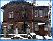 ></p><p class=c_tn>Большие участки земли в историческом центре Иванова могут быть вскоре проданы столичным бизнесменам, а стоящие на них дома будут расселены и пойдут на снос. Между тем, часть этих зданий вполне исправна и представляет историческую ценность. В условиях настоящей конспирации власти готовятся к большому переделу в Конспиративном переулке Иванова. </p><p class=c_tn>В Конспиративном переулке идет большая работа: снесено несколько старых зданий, строится элитный комплекс. Целые участки в центре Иванова теперь вызывают интерес местных и столичных фирм. Жители здешних домов заметили: в их дворах тоже ведутся землеустроительные работы. Когда-то эти здания тоже были элитными, их возвели 80 лет назад для директоров и инженеров текстильных фабрик. Кирпичная кладка в метр толщиной и лучшая древесина - серьезного ремонта не нужно до сих пор. В домах для инженеров обосновалась интеллигенция города. Имена таковы, что впору вешать мемориальные доски. Но Управление культуры заявило: Конспиративный переулок в своде памятников не значится. А в архитектурном управлении, по словам жителей, их дома вдруг исчезли из списка не подлежащих сносу. Через несколько дней пришло другое письмо. Содержание этого письма оказалось противоположным. Главный архитектор подтвердил - предварительные работы по градостроительному анализу и технико-экономическому обоснованию проекта этого участка ведутся.  Далее недвусмысленно говорилось о возможности сноса и расселения. </p><p class=c_tn>Жители этих домов рассказывают: «И в конце письма фраза, что в соответствии с генеральным планом города эта территория определена под застройку высотными зданиями. Мы поняли, что нас просто хотят продать. Причем, без опросов, без всяких процедур, которые предусмотрены указом губернатора от мая 2001 года». </p><p class=c_tn>Формально заявок от строительных фирм пока нет. Но неофициальные посланцы инвесторов уже приходили к активным жителям и предлагали хорошие квартиры. Будущим застройщикам публичные протесты не нужны. </p><p class=c_tn>Жильцы собирались выйти на пикет перед мэрией, но администрации удалось оттянуть его сроки - митинг перенесен на 15 декабря. Вместе с жителями Конспиративного переулка будут митинговать и обитатели улицы Кузнецова - ее тоже собираются подчистую снести, уже нашелся московский застройщик. Но жители выяснили - речь идет о фирме, которая изгнана из Москвы. Вместо строительства она занималась куплей-продажей земли. Только на трущобные районы претендентов нет. Возможно, потому, что земля под ними стоит недорого, и чиновникам продавать ее неинтересно.</p><p class=c_tn></p><p class=c_tn><b> Василий Когаловский. </b></p>
	
		<div class=