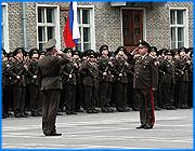 ></p><p class=c_tn>Семеро ивановских призывников отправятся на альтернативную службу. Остальным можно не торопиться - бюджетных денег на отлов уклонистов не предусмотрено. На расширенном заседании областной призывной комиссии люди в погонах просили гражданских начальников о содействии, но местные власти помощи не обещают. </p><p class=c_tn>Шестеро ивановских рекрутов выбрали для себя альтернативную службу. Теперь признаны права седьмого не носить оружие. Сегодня доклад о нем ляжет на стол военкому области. Остальным призывникам, вероятно, придется проходить медкомиссии и осмотры в холодных и темных зданиях военкоматов. А их данные будут записывать безработные, которых наймут на время призыва. Денег на свет, тепло и воду Министерство обороны военкоматам не выделило, по крайней мере, на первые месяцы года. «Тогда в долгах мы останемся у местных властей, чтобы нам помогли в этом плане. Потому что из 8 млрд, которые нужны на содержание военкоматов по Российской Федерации, выделен только 1 млрд. Что с 1 млрд. при потребности 8-9 можно выделить?» - удивляется областной военный комиссар Владимир Соколов.</p><p class=c_tn>Прежде технических работников на время призыва предоставляли предприятия. Теперь военным предлагают взять безработных с биржи труда. Военкомам это не нравится, но заставить руководителей разных АО, ЧП и ООО выделять кадры, пусть даже с возмещением заработка, нынче трудно. Местные власти отказываются компенсировать затраты на призывную кампанию. Доселе их списывали на общественно-полезные работы.</p><p class=c_tn>Зарплата врачам, которые проводят медосмотры, выплачивается не полностью. Остаток еще придется отсуживать у военного ведомства. Искать уклонистов тоже не на что. Последние постановления розыскных мероприятий не предусматривают. Под закон об оперативно-розыскной деятельности юные пацифисты никак не подпадают. Результатом заседания стал проект губернаторского указа о призывных мероприятиях. Но ясности от этого больше ни у кого не стало. </p><p class=c_tn></p><p class=c_tn><b>Василий Когаловский </b></p>
	
		<div class=