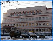 ></p><p class=c_tn>Муниципальному предприятию Ивгорэлектросеть все-таки разрешили отдавать в залог имущество под банковские кредиты - в целях бесперебойного снабжения горожан электричеством. Дважды городская Дума отказывала муниципалам в этой просьбе и вот - на сегодняшнем пленарном заседании депутаты решили вопрос положительно. </p><p class=c_tn>Деньги нужны, чтобы обезопасить город от угрозы веерных отключений сразу после новогодних праздников - заявляет Глава города. Дело в том, что Ивэнерго поставило жесткое условие: погасить все декабрьские платежи и внести предоплату за январь. Эту ситуацию, по выражению Александра Грошева, и позволит расшить краткосрочный кредит. Под залог будут отданы два электросетевых комплекса и административное здание на улице Смирнова. Александр Грошев заявил: «Речь идет о сумме 21 млн. Сколько потребуется? Может быть, это будет половина, может быть, вообще не потребуется, если доходы декабря позволят обойтись без кредитов. Во всяком случае, это дает чувство уверенности, что если вдруг какой-то сбой произойдет, то «Горсеть» сможет сразу взять краткосрочный кредит и снять напряжение».</p><p class=c_tn>У депутатов с «Горсетью», как известно, непростые отношения - с той поры, как провалился проект акционирования МУПа. До сего дня думцы находили массу поводов уколоть муниципалов - то за слухи об огромных зарплатах на предприятии, то за манипуляции со счетчиками. «Ивгорэлектросеть»  дважды просила о том, чтобы ей разрешили закладывать имущество, и Дума дважды отказывала - дескать, зачем кредиты предприятию, руководство которого постоянно заявляет о том, что работает со сверхприбылью. Теперь выясняется, что у «Горсети» свыше 400 миллионов дебиторской задолженности. Каковы гарантии возврата кредитов, задали вопрос депутаты. Мэр Иванова сказал, что у него никаких сомнений по этому поводу нет, и сослался все на те же стабильные прибыли предприятия. То ли в виду новогодних праздников, то ли оттого, что просил за «Горсеть» сам глава города, - но сознательность депутаты проявили.</p><p class=c_tn>В итоге большинством голосов депутаты поддержали просьбу. В кулуарах говорили, что итог голосования мог быть совсем иной - если бы Дума присутствовала в своем полном составе. </p><p class=c_tn></p><p class=c_tn><b>Дмитрий Попов</b></p>
	
		<div class=