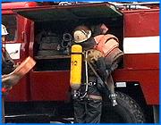></p><p class=c_tn>Без воды тушили сегодня сотрудники пожарной охраны возгорание в здании областного УВД. Пожар было условным, наполнение шлангов тоже. Задача учений - согласовать действия различных служб при тушении и эвакуации. Организаторы считают, что эта задача выполнена. </p><p class=c_tn>По сюжету учений, возгорание произошло на втором этаже, в служебном кабинете. Дежурная часть УВД вызвала пожарных и вывела людей. Пожар начался с легким опозданием. Служилый люд в погонах и без это не смутило. Что делать, милиция знала наперед - срочно эвакуироваться на другую сторону дороги и оттуда с интересом наблюдать, как горят кабинеты и следственно-оперативные дела на столах и в сейфах. Тем временем, во двор УВД без всяких пропусков заезжали пожарные. </p><p class=c_tn>Шутки-шутками, а здание Управления внутренних дел области - одно из самых пожароопасных в Иванове. Это конструкция довоенного времени с пустотными перекрытиями. Сгоревшая медакадемия с такими же перекрытиями была наглядным примером. В таких случаях каждое промедление чревато потерями. Организатором учений стало само УВД. У милиции на памяти еще один пример - самарский. «Здание достаточно старое - аналогичное постройке самарского УВД. Как вы знаете, печальные события имели место, и здание сгорело достаточно быстро. Порядка одного метра в секунду здание горело. Здание наше аналогичное. С учетом того, что никто не застрахован от подобных случаев, мы планировали и провели эти учения», - объяснил зам. начальника УВД области Александр Курылев.</p><p class=c_tn>14 пожарных автомобилей и 60 бойцов тушили условный пожар с разных сторон здания. В случае реального пожара действовали бы точно так же. «За это время, как вы сейчас видели, развертывание сил и средств, наверное, так и происходило бы. Единственное, - мы производим учения без подачи воды в зимнее время. А реально пошло бы время еще на подачу воды и установку пожарных автомобилей на водоисточниках, в частности, на реку», – говорит специалист областного Госпожнадзора Эдуард Осипов.</p><p class=c_tn>То есть, при крайней необходимости, пришлось бы тянуть шланги к близлежащей фабрике Кирова. Здание УВД, где не нужно выводить жильцов из квартир - удобный полигон для тренировок. Ведь большая часть проспектов Ленина и Энгельса - такие же опасные дома. Здесь задача - спасти не столько здания, сколько жизни. </p><p class=c_tn>Пожарные считают, что цели достигнуты. А выявленные проколы можно устранить. </p><p class=c_tn></p><p class=c_tn><b>Василий Когаловский</b></p>
	
		<div class=