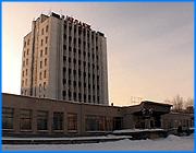 ></p><p class=c_tn>Десятки производственных цехов и офисов, арендующих площади на территории предприятия, вынуждены простаивать и нести серьезные убытки. Частники исправно платили за коммунальные услуги руководству комбината. Как выяснилось, до энергетиков эти деньги не доходили. </p><p class=c_tn>Электричество здесь отключили еще вчера. После этого перестала работать насосная станция. Не стало тепла и воды. Вышла из строя местная АТС. Для арендаторов это было полной неожиданностью. Об отключениях их никто не предупреждал. Для большинства предприятий это обернулось настоящей производственной катастрофой. </p><p class=c_tn> «Все экстренно выбежали в цех - обе печи емкостью по 200 кг стояли с расплавленным чугуном. Значит, автоматически отключилось охлаждение печей. Ни подъемные устройства, ничто не работало. Пришлось вдесятером поднимать эту печь, выливать металл на землю», - рассказал исполнительный директор литейно-механического завода.</p><p class=c_tn>На литейно-механическом заводе уже подсчитали убытки. Здесь повреждено дорогостоящее оборудование и сорваны договорные сроки с крупными заказчиками. Каждый день простоя, по подсчетам руководства, стоит около 200 тысяч рублей. Дирекция завода планирует возместить свои убытки через суд и заключить самостоятельный договор с Ивэнерго. Того же хотят и все остальные частники, работающие на территории комбината. Однако пока никому из них не удалось даже встретиться с руководством Меланжа и выяснить - куда делись деньги, которые они исправно платили. </p><p class=c_tn>Встретиться с руководством Меланжа не удалось и нам - гендиректора нет на месте. Энергетики также не смогли прокомментировать ситуацию. Но как нам стало известно, причина отключений - миллионная задолженность комбината перед Ивэнерго. </p><p class=c_tn></p><p class=c_tn><b>Юлия Степина</b></p>
	
		<div class=