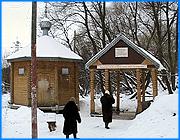 ></p><p class=c_tn>Родник на Полянской улице Иванова освящен сегодня настоятелем местной, Боголюбовской, общины. Источник отремонтирован силами местных жителей. Проведенные в последние годы анализы показывали, что вода загрязнена нитратами. Теперь от посторонних примесей удалось избавиться. Жители вновь ходят за водой к роднику, минуя близлежащие колонки. Сюда же в православный праздник Крещенья устремляются тысячи горожан. </p><p class=c_tn>Каждый январь здесь выстраиваются очереди, ивановцы приезжают за крещенской водой. Но 2 года назад заметили - вода стала мутной, появился осадок. Лабораторные анализы показали присутствие нитратов. Вначале грешили на стоки с соседних улиц. Потом вскрыли колодец - и оказалось, что деревянный сруб сгнил. Несколько лет назад неизвестные доброхоты собирали деньги на бетонные кольца. И даже заявили, что поставили их, - а затем и след сборщиков исчез. Только полгода назад выяснилось, что ничего сделано не было. На Полянских улицах снова пошли с шапкой по кругу - и в складчину купили бетонные кольца. </p><p class=c_tn>Свои деньги внес и настоятель маленькой Боголюбовской общины отец Спиридон. С утра он вел в здешней часовне праздничную службу - праздник святой Варвары. День рабочий - народа немного. Но праздничная служба продолжилась чуть дольше обычного - батюшка освящал в купели воду из перестроенного Боголюбовского источника. Родниковая вода - в водосвятной чаше. Туда трижды был погружен крест. После службы - к отремонтированному колодцу. Пожилые женщины умываются только что освященной водой, а за ними уже намечается очередь. Сюда едут специально, а местные жители идут к источнику, минуя близлежащие колонки. К лету родник и все вокруг него обустроят и, как  в прошлые годы, посадят цветы. Но на пути к источнику, в сотне метров - стихийная свалка. Мусор сюда везут тоже со всего города, машинами. Борьба с мусором пока безуспешна, временами вырастают целые горы. Члены Боголюбовской общины надеются, что если к роднику пойдут маршрутки, и место станет оживленным, свалка исчезнет сама собой, а родник станет популярным не только в Крещенье. </p><p class=c_tn></p><p class=c_tn><b>Василий Когаловский</b></p>
	
		<div class=