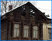 ></p><p class=c_tn>Погорельцев из частного дома на ул. Кузнецова 7 дней кормят обещаниями и предложениями решить проблему жилья. Пока самый приемлемый способ поправить ситуацию - бесплатный лес на корню, чтобы восстановить квартиру. </p><p class=c_tn>В прошлую пятницу в доме 12 по ул. Кузнецова был пожар. Случайно произошло возгорание или нет - остается тайной. Версия пожарных - нарушение правил эксплуатации электроприборов. Больше всего пострадала квартира и семья Кузовковых. Уже целую неделю сам Николай, его жена Оксана и двое детей ютятся в крохотной каморке соседней избушки. Сосед сжалился над погорельцами и пустил их пожить. Несмотря на то, что печку они топят круглосуточно - в комнатке прохладно. А ведь настоящих морозов еще не было. Другого жилья в перспективе не намечается.</p><p class=c_tn>Ближайшие результаты чиновники обещают как минимум через месяц. В лучшем случае Кузовковым дадут комнату в общежитии, но это - в лучшем. Пока вся надежда на друзей.  Они помогают деньгами, продуктами и одеждой. Сын учится в Институте управления, дочка ходит в школу. Ребята пребывают в состоянии шока. Особенно тяжело девочке - у нее серьезное заболевание почек. Как говорит отец, в отделе опеки им предложили взять девочку на какое-то время в приют, а в целом, считают там, ничего страшного не случилось.</p><p class=c_tn>Кузовковы с такой скромной оценкой событий не согласны. Кроме главного - жилища - сгорел холодильник, музыкальный центр, мягкая мебель и все остальные вещи. Николай и Оксана считают, что единственный выход - восстанавливать жилье. В жилищном комитете им бесплатно предложили лес на корню. Надо - заказывайте машину и поезжайте - пилите. А в отделе социальной защиты погорельцам сказали, что таких у них 300 человек. </p><p class=c_tn></p><p class=c_tn><b>Валентина Перекрестова</b></p>
	
		<div class=