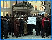 ></p><p class=c_tn>Вернуть напряжение в сети ЗАО Меланж требовали сегодня его сотрудники. Целую неделю предприятие, а также фирмы-субарендаторы были лишены света и тепла. В понедельник, в 7:30 меланжисты вышли к АО Ивэнерго, чтобы выяснить у Вячеслава Смирнова, когда они смогут вернуться на рабочие места. Однако главный энергетик области к пикетчикам не вышел. Тогда работники «Меланжа» пошли добиваться правды в другие инстанции. </p><p class=c_tn>Утром во вторник, 14 декабря, АО Ивэнерго отключило электрическую и тепловую энергию на Меланжевом комбинате. Причина - задержка в оплате. Почти неделю работа предприятия полностью парализована. Меланж понес колоссальные убытки. Более двух с половиной тысяч человек осталось без средств к существованию, при том, что некоторые трудятся на Меланжевом целыми семьями. Именно поэтому люди решились на пикет главного офиса энергетиков. Около 500 человек пришли сюда с раннего утра. Они требуют включить электричество на предприятии и дать возможность нормально работать и кормить семьи - ведь впереди новогодние праздники.</p><p class=c_tn>Возмущению людей не было предела, когда с утра у Ивэнерго они застали включенной всю новогоднюю иллюминацию. А когда Вячеслав Смирнов, как и ожидали рабочие комбината, так и не вышел, то отчаявшиеся люди отправились за объяснениями к губернатору Тихонову. К воодушевлению возмущенных пикетчиков, Владимир Ильич появился быстро - он торопился на запланированную встречу. Но прорваться сквозь толпу ему не удалось, пришлось объясняться. Но, по словам губернатора, от областной администрации ничего не зависит. Смирнов подчиняется не Тихонову, а напрямую РАО ЕС России. К вопросу о пуске Меланжевого уже подключены  все заинтересованные структуры: Совет федерации и РАО ЕС России, областная прокуратура и арбитражный суд и, возможно, в остановке предприятия виноват и их руководитель. </p><p class=c_tn>После разговора с Владимиром Тихоновым, меланжисты отправились к областной прокуратуре. На приеме у областного прокурора добились только одного: еще одной отсрочки властей для проработки и решения вопроса. Ждут до завтра. Если вопрос не будет решен положительно, то рабочие соберутся в среду в 7:30 у «Ивэнерго». </p><p class=c_tn></p><p class=c_tn><b>Марина Четверткова</b></p>
	
		<div class=