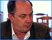 ></p><p class=c_tn>Последняя пресс-конференция руководителя АО Ивэнерго Вячеслава Смирнова в качестве главного энергетика области. Его подвигли на общение с журналистами грядущий День энергетика, необходимость подвести итоги года и злоба дня. </p><p class=c_tn>Вячеслав Смирнов живет и работает не по ленинским принципам. Его кредо другое - не верь, не бойся, не проси. Благодаря этим трем не энергетики области сработали со сверхплановой прибылью и смело смотрят в глаза грядущим реформам. Перестройка РАО ЕЭС и региональных энергокомплексов дошла и до текстильного края. Энергомонополист окончательно и бесповоротно разделится на четыре специализированные акционерные общества. До середины 2005 года рулить всеми четырьмя будет все еще Смирнов. </p><p class=c_tn> «Наши плательщики не заметили, как мы подошли к этому результату, те, кто нормально платит, и я думаю, что у них нет никаких оснований говорить, что реформа шла через их кости», - отметил гендиректор «Ивэнерго».</p><p class=c_tn>Как пойдет реформа во второй половине следующего года, Вячеслав Васильевич предсказывать не берется. Какое место он займет в энергоиерархии, тоже неясно. Но если Смирнов и уйдет, то минимум с чувством выполненного долга. Смирнов, по его словам, обещал прежнему губернатору - Тихомирову - что проведет реконструкцию первой ТЭЦ, что проведет газ к Ивановской ГРЭС, и что эта самая ГРЭС будет реконструирована. На этот счет можно не сомневаться - говорит глава Ивэнерго. В следующем году работы пойдут усиленными темпами. А нынешнему губернатору Смирнов ничего не обещал. Более того, юристы компании готовят иск в арбитражный суд, где собираются оспаривать решение областных властей предоставить льготы предприятиям сельского хозяйства. </p><p class=c_tn>«Это воровство. У меня взяли деньги без моего согласия и отдали соседу-нищему. Казалось бы, во благое дело. Не пьянице отдали, может быть, он плохо живет. Но почему меня-то об этом не спросили?» - объясняет Смирнов.</p><p class=c_tn>Мне так работать интереснее - поясняет Смирнов свою склонность к юридическим спорам. Особенно когда это приносит прибыль.</p><p class=c_tn></p><p class=c_tn><b> Сергей Хохлов</b></p>
	
		<div class=