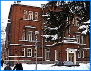 ></p><p class=c_tn>Законодательное собрание приняло сегодня бюджет Ивановской области на следующий год. Его параметры противоречивы. Так, тарифы на электричество в следующем году будут самыми низкими для промышленности и весьма высокими для населения. </p><p class=c_tn>Бюджет был принят без большого напряжения - весь нервный запал законодатели выплеснули на согласительной комиссии. Но оставалось неясным, какими будут тарифы, - а на них основаны другие важные расчеты. Депутатов тут же заверили, что бюджет сверстан с запасом прочности, а тарифы уже согласованы. Москва предлагает поднять расценки на газ дважды - в январе и апреле, на 36 %. В области повышение будет однократным, с Нового года, но только на 32 %. Электричество - здесь максимум повышения 13,5 %, минимум – 6,5. «В итоге приняли решение - для населения поднять на 13%, а не на минимальную величину - 6,7%. Этим самым мы даем возможность уйти частично от перекрестного субсидирования», - сказал губернатор области В. Тихонов.</p><p class=c_tn>Минимум - только для промышленности. В бюджете согласительная комиссия  насогласовывала 400 с лишним миллионов рублей дополнительных расходов. Это и строительство дорог, и компенсация по квартплате для сельской интеллигенции - депутаты добились, чтобы она составила 300 рублей в месяц, а не 200, на чем настаивала администрация. Как заявил начальник главного финансового Управления области Александр Грузнов, первоначально бюджет был внесен бездефицитным, сейчас он представляется с дефицитом 322 млн.р.</p><p class=c_tn>Но 2 миллиона 600 тысяч на реконструкцию памятника Борцам революции потратят. На выполнение образовательного стандарта в четырех негосударственных школах - Истоке, Гармонии, Шансе и православной гимназии потребовалось бы почти столько же. «По 16 пункту ст.33 закона об образовании, образовательные учреждения, даже негосударственные, получившие гос. аккредитацию, получают право на гос. финансирование стандарта образовательного», - заметил депутат ЗС Сергей Вальков.</p><p class=c_tn>Областной парламент школы не поддержал и денег не выделил. Теперь со стопроцентной вероятностью родители подадут в суд, с такой же вероятностью выиграют дело, и в бюджете все равно придется искать деньги на негосударственных школьников.</p><p class=c_tn></p><p class=c_tn><b> Василий Когаловский. </b></p>
	
		<div class=