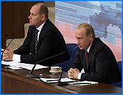 ></p><p class=c_tn>В четверг в Кремле состоялась пресс-конференция Владимир Путина. Съемочная группа программы Губерния также приняла участие в этой встрече и внимательно наблюдала за всем происходящим, как со стороны, так и извне. </p><p class=c_tn>До начала встречи сотрудники федеральной службы охраны 4 раза проверяли журналистов и операторов. Пристально изучали документы, внимательнейшим образом осматривали оборудование. За час до начала пресс-конференции в фойе обсуждают предстоящий разговор, делают прогнозы. За 10 минут до появления Президента в зале  - гробовое молчание. Путин появляется ровно в полдень. В начале встречи он коротко подводит итоги уходящего года. Затем пресс-секретарь Президента показывает на тех, кто может задать вопросы. Спектр тем самый широкий - от проблем садоводов-огородников до политических преобразований в государстве российском. По некоторым вопросам Владимир Путин высказывается довольно резко, чем ставит в затруднительное положение переводчиков, которые работают на пресс-конференции.  </p><p class=c_tn>Также, как и на предыдущих встречах, Путин активно пользовался фразеологией, как общеупотребительной, так и авторской. Русские журналисты записывают практически каждое оригинальное высказывание Владимира Владимировича. На некоторые реагируют аплодисментами. Вот обсуждают вопрос о назначении губернаторов. Президент уверен, что закон правильный, кандидатуры честные найдутся, да и региональные парламенты не пропустят недостойных. «Я не могу ручаться за каждый парламент в стране, но многие знаю лично. Ведь в региональных парламентах на дурачка не проскочишь, нет, это не пройдет там», - говорит он. </p><p class=c_tn>О роспуске парламента в случае двукратного непринятия рекомендованных кандидатур Президент ничего не сказал. Несмотря на то, что во второй половине встречи Путин сам выбирал тех, кто будет задавать вопросы, как-то так получилось, что острые темы глубоко обсудить не получилось, а если о них и заходила речь, то выглядело это весьма спокойно. Наверное, поэтому, поздравив всех собравшихся с наступающим Новым Годом, Путин ушел с пресс-конференции в хорошем настроении.  </p><p class=c_tn>Вместо полутора запланированных часов, пресс-конференция длилась 3, но всех вопросов задать все равно не успели. Оставшимися впечатлениями делились уже в фойе. Судя по тому, Президент много шутил, тем, что происходит в стране, он доволен.  </p><p class=c_tn>После окончания пресс-конференции журналисты, пытаясь компенсировать недополученное, берут интервью друг у друга. Вычленяют главное в словах Президента и снова делают прогнозы - куда пойдет страна. Увидев, что операторы снимают Кремль с Красной площади, сотрудники охраны запрещают видеосъемку. Рекомендуют сделать это с третьего уровня ГУМА. Видимо, оттуда не видно того, чего не нужно видеть. </p><p class=c_tn></p><p class=c_tn><b>Андрей Кузьмичев</b></p><p class=c_tn>Наш корреспондент вышел на улицы Иванова и попытался выяснить, о чем хотели бы спросить президента простые горожане. Однако многих ивановцев такое предложение поставило едва ли не в тупик. Вот некоторые из вопросов, которые задавали жители. </p><p class=c_tn>- Простой вопрос: что же дальше будет?</p><p class=c_tn>- Почему у нас такая трудная жизнь, во всех отношениях?</p><p class=c_tn>- Почему так украли у нас пенсии, льготы? Льготы пропали, считай. На проезд 200 рублей дали, а на проезд я не 200 рублей трачу.</p><p class=c_tn>- Почему детские платят такие маленькие?</p><p class=c_tn>- Когда повысят зарплату учителям? По-моему, они сейчас самые незащищенные.</p><p class=c_tn></p><p class=c_tn><b>Опрос провела Марина Четверткова</b></p>
	
		<div class=