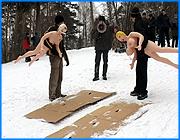 ></p><p class=c_tn>Новый взгляд на русские народные забавы, или лучшее лекарство против депрессии. В субботу посетители парка Степанова наблюдали редкое зрелище - прохожих заставляли надувать резиновых женщин, а потом катиться на них с горки. Устроителем акции стала газета «Хронометр».</p><p class=c_tn>Охотников нашли не сразу. Искали их, конечно, среди сильной половины. Мужчины поначалу терялись - не будет ли тут надругательства над слабым полом. Тем более что все конкурсы - на скорость. Самым сложным оказалось обнаружить отверстие, через которое предстояло закачать в женщину воздух. </p><p class=c_tn>Зрители искренне сопереживали - женщина хоть и резиновая, но ведь абсолютно голая, а на дворе не месяц май. Чтобы скрыть обнаженные прелести силиконовых кукол, участники конкурса стали срывать с себя одежду. Одной достались шарф и шапочка, другой - целая фуфайка. Но главное испытание было впереди. Обкатать женщину - это не фунт изюма съесть. Тут нужна деликатность и сноровка. При том, что скатиться с горы предлагали все-таки на картонке, комфортно приспособить силиконовую подругу оказалось непросто. Несмотря на технические сложности, эстафета удалась - конкурсанты оценили достоинства конструкции. Отзывы были разные:</p><p class=c_tn>- Мне кажется, с такими женщинами хорошо в речках плавать, чтоб не утонуть.</p><p class=c_tn>- Весело! Только повредилась немножко женщина, но скользит хорошо.</p><p class=c_tn>«Слоган этой акции: Не скатись в предновогоднюю депрессию, а скатись на резиновой женщине. Известный факт, что часто перед Новым годом у людей возникают депрессии и вот такая веселая новогодняя забава, чтобы люди почувствовали приближение новогодних праздников», - выступил корреспондент газеты Хронометр Альберт Болдин.</p><p class=c_tn>Удар нанесли не только по депрессии, но в чем-то и по моральным устоям. Особо подозрительные зрители настойчиво интересовались, в чьих интересах проводится акция. Сами устроители заявили, что ориентировались на людей со здоровым чувством юмора. Те, кого чувство юмора в это день не подвело, в один голос говорили: резиновая женщина хороша, но настоящая все-таки лучше.</p><p class=c_tn></p><p class=c_tn><b> Дмитрий Попов</b></p>
	
		<div class=