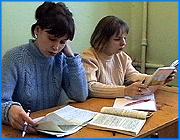 ></p><p class=c_tn>Работники образования области сегодня обсуждали грядущее введение единого экзамена в сугубо практической плоскости - что сделано, и что еще предстоит сделать. Связано это с тем, что одиннадцатиклассники губернии будущим летом будут сдавать по-новому математику, химию и биологию. </p><p class=c_tn>В Единой России все должно быть едино, в том числе и экзамены. Только 10 регионов пока не входят в число участников эксперимента. И ни у кого нет сомнений в неизбежности полноформатного экзамена на всей территории страны по всем предметам. В области с 1 января следующего года вовсю начнется организационно-техническая подготовка к нововведению. Создается база данных выпускников, базы данных членов предметных комиссий. Районо и гороно ищут транспорт, на котором повезут экзаменуемых к экзаменаторам. В эксперименте по введению единого госэкзамена будут принимать участие почти 10 тысяч выпускников одиннадцатых классов средних общеобразовательных школ. Будет организовано 52 пункта проведения экзамена. Организаторы рассчитывают получить сразу несколько выгод. Выгода первая - ослабление коррупции в приемных комиссиях. Ни для кого не секрет, что сейчас этот бизнес процветает. «Хотим мы этого или нет, когда принимает экзамены преподаватель той или иной дисциплины и частенько он же является репетитором негласным (нигде это не афиширует), уйти от необъективной оценки очень сложно», - считает председатель совета ректоров ВУЗов области Владимир Зрюкин.</p><p class=c_tn>Выгода вторая - не только объективный контроль качества знаний учеников, но и профессиональных достоинств учителей. Правда, здесь быстрого эффекта ждать не приходится.</p><p class=c_tn>Третья, и главная выгода - это унификация методов проверки знаний, независимо от того, где ученик живет, в какой ВУЗ собрался поступать. И вообще, все будет хорошо, пусть и не без проблем, - считают государевы люди, которые готовят государственный экзамен.</p><p class=c_tn>Заместитель главы администрации области Ольга Хасбулатова подчеркнула: «База материальная для этого у нас резко улучшилась, возможности обучить учителей улучшились, благодаря новым технологиям у нас есть все. Поддержка Министерства образования у нас достаточно серьезная и финансовая, и конкретная - оборудованием. Я считаю, что многие вопросы мы сегодня в состоянии решить так, как мы их не решали несколько лет назад».</p><p class=c_tn>По мнению руководства области, проблем все равно избежать не удастся, как и в любом новом масштабном деле. Но власти обещают сделать все, от них зависящее, чтобы заранее снять все вопросы. </p><p class=c_tn></p><p class=c_tn><b>Сергей Хохлов</b></p>
	
		<div class=