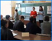 ></p><p class=c_tn>Споры о том, нужен ли единый экзамен и принесет ли он пользу школьникам, уже закончились по одной простой причине - спорить теперь бесполезно. Вопрос решен и на уровне правительства России, и на уровне субъектов. В ивановских школах смирились с неизбежностью и разрабатывают методики, как выйти из перестроечного кризиса с наименьшими потерями для учителей и учеников. </p><p class=c_tn>В школе № 4 - каникулярная суета. Новогодние дискотеки, подчистка хвостов за вторую учебную четверть. Среднее звено слышало о грядущих ужасных переменах только из третьих уст. В том, что перемены будут ужасными, здесь все были уверены. Родители даже направили в областное Управление образования письмо с протестом против эксперимента. Страсти улеглись только после того, как руководство школы организовало расширенное родительское собрание с участием педагогического руководства губернии. Мамы и папы немного успокоились, а единый госэкзамен стал королем педагогических технологий. «Мы готовим непосредственно учителей, а через учителей уже меняем технологию. Тестирование проводим теперь, осваиваем новые формы преподавания. Уже начиная со среднего звена», - рассказывает директор школы. </p><p class=c_tn>У родителей осталась только одна забота: как теперь готовить своих чад к госэкзамену. Если на выпускных испытаниях  достаточно прорешать не очень сложные варианты А и B то для вузовских баллов необходимы решения третьего уровня - C. Считается, что учительской квалификации достаточно для первых двух уровней. Далее все в свои руки должны брать вузовские репетиторы. По крайней мере, они сами так считают. Как говорит завуч четвертой школы, репетиторы долго не могли придти в себя, когда узнали, что экзамен будет проходить в школьных стенах. </p><p class=c_tn>Утверждают, что с введением единого госэкзамена станут редкостью скрытые взятки в виде нескромной оплаты занятий. Действующие расценки - от 300 рублей до 1000 в час. Но в школах говорят: стоит попробовать все варианты, лишь бы от занятий был толк, в академическом смысле.   Общее настроение родителей, учителей и учеников по отношению к ЕГЭ можно выразить одной известной русской поговоркой: Глаза боятся - руки делают.</p><p class=c_tn></p><p class=c_tn><b>Сергей Хохлов</b></p><p class=c_tn></p>
	
		<div class=