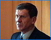 ></p><p class=c_tn>Новый скандал в Законодательном Собрании. Здесь предпринята очередная попытка отстранить от должности председателя Комитета по законности и общественной безопасности Сергея Репяхова. В среду было созвано внеочередное заседание комитета, где ряд депутатов внесли в повестку дня вопрос о недоверии председателю. </p><p class=c_tn>Журналисты о решении по Репяхову узнали постфактум - этот вопрос обсуждался при закрытых дверях. Инициаторами внеочередного заседания комитета по законности стали депутаты Фомин и Мозенков. Первый руководит единороссовским крылом в парламенте, второй - член ЦК ВКПБ. Формально их претензии к Репяхову звучали так - не справляется с обязанностями.</p><p class=c_tn>Сам Сергей Репяхов объясняет: «В качестве надуманных обвинений мне ставилось в вину то, что якобы из-за меня тормозится разработка законов о выборах в Ивановской области. Я предложил на этом же заседании рассмотреть четыре законопроекта готовых о выборах в области».</p><p class=c_tn>Тем не менее, по настоянию Фомина вопрос о смещении Репяхова был вынесен на голосование. Не хватило одного голоса и Репяхов остался руководителем комитета, после чего предложенные им законопроекты были благополучно приняты. Сам депутат полагает, что инициаторы отставки видят в нем, прежде всего, политического конкурента - с некоторых пор Репяхов возглавляет региональное отделение партии Родина.</p><p class=c_tn>«Здесь не столько даже сместить председателя комитета. Здесь попытка меня как личность сломить, чтобы я стал вместе с ними играть в эти игры, которые ведутся постоянно в Законодательном собрании. Для того, чтобы я, как солдатик, отвечал Есть! на любые предложения и чтоб не имел своего мнения. И. естественно, сломав меня, взять под свой контроль региональную организацию партии Родина», - говорит он.</p><p class=c_tn></p><p class=c_tn><b>Дмитрий Попов</b></p>
	
		<div class=