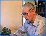 ></p><p class=c_tn>Монетизация льгот остается самой актуальной темой. В стране продолжаются акции протеста. В нашей области социальное напряжение пока не достигло критической точки во многом благодаря работе телефонных горячих линий в областных и федеральных структурах, ответственных за переход с натуральных льгот на деньги. </p><p class=c_tn>Одни и те же слова с интервалом примерно в 5 минут приходится повторять операторам «горячей линии» Управления социальной защиты населения области. Льготники ищут здесь социальной защиты, просто исходя из названия - говорят сотрудники управления. Звонят не только те, за кого отвечает именно Управление соцзащиты, а представители всех льготных категорий. Телефон умолкает только на несколько секунд, пока не дозвонится следующий абонент. На звонки по очереди отвечают 3 человека из разных отделов управления. Нельзя отлучиться ни на минуту. В день звонят до 100 человек. Времени хватает только на то, чтобы вздохнуть. Почти всегда в трубке звучит не вопрос, а просьба. Речь чаще идет только об одной льготе - о проезде в общественном транспорте. </p><p class=c_tn>Информационный голод возник во многом из-за спешки, с которой принимались законы - говорит начальник управления. Окончательные варианты федеральных документов появились только 27 декабря, а до тех пор разъяснительную работу вести было нельзя. Результат - недопонимание и возмущение со стороны льготников. </p><p class=c_tn>Завтра областное руководство будет обсуждать меры по снижению социальной напряженности, чтобы протест не выплескивался на улицы. Успокаивать и информировать население, пожалуй, единственное, что сейчас могут сделать местные власти. </p><p class=c_tn></p><p class=c_tn><b>Сергей Хохлов</b></p>
	
		<div class=