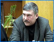 ></p><p class=c_tn>К этим словам можно свести позицию ивановских профсоюзов по отношению к монетизации льгот. Это прозвучало сегодня на отчетной пресс-конференции  руководства областного профобъединения с участием одного из секретарей Федерации Независимых профсоюзов. </p><p class=c_tn>Мы пытались разбудить народ, разъясняли, чем грозит так называемая монетизация, но слишком крепко спали люди - говорят профсоюзные лидеры. Акции протеста проходили вяло, несогласованно и результат имели соответствующий. В Государственной Думе у защитников людей труда слишком слабое лобби - 22 человека. Две футбольные команды смогли отбить лишь самые наглые претензии единороссовского депутатского батальона - заявляют профбоссы. Кто виноват - ясно однозначно, а вот что делать - не знает ни один Чернышевский. </p><p class=c_tn>Профсоюзные лидеры сегодня во множестве делали мрачные прогнозы. По мнению московского гостя, Олега Нетеребского, социальное напряжение будет расти. Сейчас показалась лишь верхушка айсберга политики государства по отношению к населению. Нетеребский считает, что денежные компенсации льгот ожидает судьба офицерских пайковых денег, то есть их вряд ли проиндексируют вместе с инфляцией. И это будет не последний повод для народа, наконец, проснуться. «Последствия там заложены более глобальные. В том числе, на мой взгляд, прослеживается тенденция перехода к платному образованию, к платному здравоохранению и приватизации этой сферы. Это отрицается на сегодняшний день на всех уровнях власти, что этого не будет. Но придут другие чиновники, будут кивать на старых чиновников. А у нас, к сожалению, система власти характеризуется одним словом: безответственность», - заявил секретарь ФНПР.</p><p class=c_tn>Во многом вина за произошедшее лежит на самих гражданах России -  говорит Олег Нетеребский. Народ спит, потому что слишком уж верит в доброго царя-батюшку, который не даст в обиду свою паству. Но профсоюзы брать на себя роль Герцена-будильника, похоже, не собираются.</p><p class=c_tn></p><p class=c_tn><b> Сергей Хохлов</b></p>
	
		<div class=