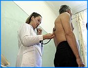 ></p><p class=c_tn>Ивановские поликлиники не справляются с наплывом горожан, которые приходят за льготными рецептами. В первые недели января вскрылась масса неувязок в этой части реализации закона о монетизации льгот. Важнейшие регулирующие акты поступили едва ли не накануне нового года, и медики оказались просто не готовы работать по измененной схеме. Из наиболее посещаемой ивановцами поликлиники № 7 – наш репортаж.</p><p class=c_tn>В разгар простудных заболеваний в поликлинике жарко: от плохо скрываемого раздражения и нервозности. Люди прибывают и всё за этими рецептами. Мало выстоять очередь - на приеме получатель льготных лекарств выясняет, что половины их просто нет в утвержденных списках. И сразу хочет денег вместо льгот. «Я бы вот получила 500 рублей, взяла бы 350, тут же понесла бы в аптеку. А тут пришла сюда, здесь одна морока. Обещали вот какой-то ингалятор несчастный - он стоит две сотни, - и то - не дождешься, а больше у них нет ничего», - сокрушается пенсионерка.</p><p class=c_tn>У самих медиков другая головная боль. Выписывать рецепты по новым образцам здесь едва научились - это сродни освоению целой науки. Дело в том, что работу с получателями льготных лекарств регулируют несколько актов. Каждый - на 12 страницах и более. Главная проблема - трудоемкость заполнения бланка рецепта. Но прежде чем врач впишет все положенные шифры и кодировки, он должен свериться с регистром льготников - имеет ли право пациент на бесплатные лекарства. Работа для компьютера, но никак не для живого человека. А тут приходится всё от руки - по 7, а то и более минут на рецепт. При дефиците врачей заниматься больными просто некогда. Люди, естественно, теряют терпение. Не случайно здесь вовсю обсуждают инцидент в пятой поликлинике, где посетитель набросился на невропатолога. Участковые терапевты говорят: «Своих больных мы знаем, они нас знают. До рукоприкладства, конечно, не доходит. Но сложности большие с аптеками: лекарства мы выписываем, а их еще не отпускают».</p><p class=c_tn>Но это еще полбеды. Если в течение двух недель аптека не сумеет обеспечить льготника необходимым препаратом, все пойдет по новому кругу - люди ринутся в поликлиники, а врачи будут обязаны выписать им те же самые рецепты. </p><p class=c_tn></p><p class=c_tn><b>Дмитрий Попов</b></p>
	
		<div class=