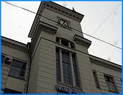 ></p><p class=c_tn>Почтовые отделения области незаконно пользуются областными деньгами, выделенными на компенсацию льготным категориям граждан. Такое заявление сделал во вторник губернатор Владимир Тихонов на встрече с политическими партиями и общественными организациями губернии. А ветераны вооруженных сил считают новый закон антигуманным и планируют восстановить справедливость через конституционный суд. </p><p class=c_tn>По словам Владимира Тихонова, в областном бюджете этого года только на реализацию закона О ветеранах был заложен почти 1 миллиард рублей, что в 3 раза больше, чем в прошлом. Финансирование бесплатного протезирования увеличено в несколько раз. Кроме этого, еще в декабре на единую денежную выплату льготникам было выделено более 50 миллионов. Однако только 90 % этой суммы дошли до тех, кому предназначались. Информацию о предполагаемых злоупотреблениях почтовых отделений губернатор уже довел до федеральных чиновников. «Одна из проблем, которую я был вынужден обсуждать с Георгием Полтавченко, была связана с деятельностью вот этих федеральных структур, которые пользуются незаконно деньгами областного бюджета, которые перечислены на выполнение, допустим, закона о ветеранах, реабилитированных, репрессированных и так далее», - заявил губернатор.</p><p class=c_tn>Оживленные дискуссии вызвал вопрос о перечне лекарств, которые смогут получать льготные категории граждан. По словам начальника областного управления здравоохранения Николая Белина, списки этих медикаментов вскоре появятся во всех аптеках. Но все названия препаратов в них будут указаны на принятом международном языке, а это, говорит главный медик области, может запутать льготников. Однако другого варианта работы по новому закону Николай Белин не видит.</p><p class=c_tn>Активно против нового закона выступили ветераны вооруженных сил. По их мнению, льготников обобрали, а государство поступило, по меньшей мере, антигуманно.</p><p class=c_tn>Правозащитники решили заступиться за несправедливо обиженных льготников. Сейчас, по прошествии почти полугода со дня принятия закона, они готовят иск в конституционный суд. </p><p class=c_tn></p><p class=c_tn><b>Дмитрий Попов</b></p>
	
		<div class=