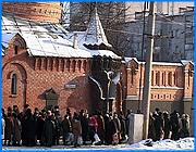 ></p><p class=c_tn>Запасти воды на целый год старались сегодня тысячи ивановцев. Они приходили, чтобы наполнить фляги и банки крещенской водой, которая будет храниться много месяцев. По мнению верующих, она обладает целительными свойствами. Судя по очередям за водой в храмах и на источниках, половина города не работала, хотя рождественские каникулы закончились больше недели назад.</p><p class=c_tn>Очередь изогнулась перед воротами Свято-Введенского монастыря. Хвост тянется вдоль почти всей стены по проспекту Энгельса, поворачивает и теряется в монастырском дворе. Продвигаются вперед медленно, а на улице впервые за последние недели подморозило - крещенские холода, хоть и в половинную силу, сказываются. Воду во фляги и бутылки, а кто и в термосы набирают из-под крана, из больших емкостей у стены церкви. В них она отстаивается, сколько успевает - и новая подается по шлангам. Озябшие обладатели крещенской воды идут в храм - там тепло. Пока женщины стоят за свечами, бидоны с водой стоят на лавке. </p><p class=c_tn>К источнику на Полянской улице тоже очередь. И в купальню при нем. На источник едут специально: здесь крещенская вода - природная. И набирают ее люди сами, без посредников, общаясь, как они уверены, с ниспосланной свыше силой. Набирают помногу фляг и бутылок и увозят сумками - на 2-3 семьи. </p><p class=c_tn>Уходят в надежде, что с крещенской водой год будет хорошим, а люди будут больше творить добра и меньше зла. </p><p class=c_tn></p><p class=c_tn><b>Василий Когаловский </b></p>
	
		<div class=