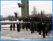 ></p><p class=c_tn>Волна возмущения, вызванная монетизацией льгот, докатилась и до нашей губернии. Сегодня в Иванове льготники провели акцию протеста. Не обошлось без скандала. Сначала пенсионеры перекрыли дорогу, что не было запланировано ранее, а затем собравшиеся выступили с многочисленными требованиями, которые противоречили друг другу. Кроме этого, национал-большевики, которые до сих пор находились в тени, выступили с провокационными лозунгами. </p><p class=c_tn>Видимо, из-за неразберихи в организации митинга, акция протеста началась раньше запланированного примерно на полтора часа. В 12:30 немногочисленные собравшиеся стали тесниться к середине дороги и, в конце концов, перекрыли ее совсем. Первыми под натиском бывших льготников сдались водители легковушек. Чуть позже дело дошло до трамваев. Стычке помешали подоспевшие сотрудники милиции. Одна женщина пыталась объяснить митингующим, что она едет к больницу к сыну, который лежит под капельницей, но ее не услышали.  </p><p class=c_tn>Спустя полчаса сотрудникам милиции удалось уговорить пикетчиков освободить дорогу, но транспорт все равно пустили в объезд, на всякий случай. Организаторам акции - общественной организации АнтиЕдРо срочно пришлось вносить коррективы в свои планы. К 14:00 на площади уже вовсю шел митинг. Выступающие один за другим хрипло озвучивали лозунги, зачастую прямо противоположные. Одни требовали полной отмены закона, другие говорил об увеличении компенсации. Кто-то задним числом забирал отданный на выборах за Путина голос, где-то кричали, что Президент не причем, и необходимо отправить в отставку Правительство, местных депутатов в ГосДуме, а заодно и всю Единую Россию. Дошло до того, что прямо под знаменами ВКПБ, возглавляемой губернатором Тихоновым, того же Тихонова просят освободить занимаемую должность. </p><p class=c_tn>«Хороший губернатор много значит для региона, а наш Тихонов занимается только политикой и не думает о своем народе, и взял и отнял последнее, что было - льготы на транспорт», - кричали одни.   </p><p class=c_tn>Это мнение опровергли рядом стоящие и в конце концов объявили виновными в происходящем нашу съемочную группу. Закончилось тем, что сквозь толпу к микрофону прорвался мужчина, представившийся местным национал-большевиком, который призывал нас верить только его партии и никому больше. Радикального оратора оттеснили более сильные и ловкие молодые коммунисты из партии будущего. Тут же высказали мысль, что это провокация. И почти сразу начали сворачивать акцию протеста, которая планировалась до 5 часов. Собравшихся попросили расписаться под требованиями, составленными организаторами акции. И придти завтра - на очередной митинг. Бывшие льготники замерзшими пальцами привычно ставили подписи под обращениями, которых не успели прочитать. Видимо, забыв, что документы, подобные этому, уже десятки раз отправляли в столицу и о судьбе которых, едва ли расскажет кто-то из организаторов таких акций. </p><p class=c_tn></p><p class=c_tn><b>Андрей Кузьмичев</b></p>
	
		<div class=