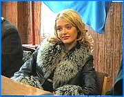 ></p><p class=c_tn>Ровно неделю назад состоялся конкурс Краса России 2000. 37 российских красавиц из 33 регионов соревновались за титул самой красивой девушки России. Боролась за корону  и представительница нашего города Анна Спиридонова. Об итогах этой борьбы ивановская красавица сегодня она рассказала на пресс-конференции в городской администрации. Выиграть она, конечно, не выиграла, но, как она сама думает, добилась многого. Завоевала титул Мисс Очарование и вошла в пятерку. Многие представители ивановского бомонда считают, что  во многом это заслуга наших местных модельеров. Все той же Ирины Корнеевой. Именно в ее костюмы  были одеты конкурсантки на первом этапе. Кстати, предоставленные  костюмы напрокат от ивановских кутюрье избавили нашу красавицу и организаторов ивановского конкурса от мучительных поисков двух с половиной тысяч долларов. Именно столько должна была заплатить каждая за участие в столичном конкурсе. Опять-таки помогли  ивановские спонсоры. Комплекты постельного белья от развлекательного центра Таганка  и конфеты от Красной Зари.  Москвичи тоже не ударили в грязь лицом. Презентовали финалисткам по  9 дезодорантов, бейсболки и маечки. Вообще, все две недели подготовки к столичному конкурсу пролетели для девушек, как одно мгновенье. Ибо каждый день был насыщен событиями до предела.  Бары, рестораны, презентации, спонсоры… В завершении хочется процитировать слова Валерия Васильевича (мэра города Иванова), тонко подметившего еще летом на ивановском конкурсе:  «Некрасивых женщин не бывает по определению…» </p>
	
		<div class=