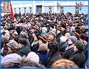 ></p><p class=c_tn></p><p class=c_tn>«Не нужно восстанавливать льготы, увеличьте пенсию!», «Правительство и Государственную Думу в отставку!» Лозунги такого содержания раздавались в субботу над площадью Революции в Иванове. Эта акция стала своеобразным продолжением пятничного митинга. На этот раз организаторами выступило ивановское областное отделение КПРФ, причем митинг официально был приурочен к событиям 1905 года - Кровавому воскресенью. </p><p class=c_tn>Дружными возгласами поддерживали льготники практически каждое выступление. Даже мокрый снег и слякоть не смогли унять собравшихся. Часто вспоминали советские времена. Официально этот митинг был приурочен к «Кровавому воскресенью». Коммунисты видят между событиями вековой давности и тем, что происходит сегодня прямую связь. «Именно 1905 год начал, поднял народ на защиту своих интересов, поэтому эта дата является как бы продолжением сегодняшнего дня. И вот сейчас видим, что впервые в путинской России население вышло на защиту своих прав», - выступил член КПРФ Василий Иванюк.</p><p class=c_tn>К микрофону один за другим подходили представители сочувствующих партий, общественники, обычные пенсионеры. Требовали отставки правительства и представителей местной власти, в том числе и убежденного коммуниста губернатора Тихонова. Поносили всех, кто имеет хоть малейшее отношение к монетизации. Льготники обвиняли даже самих себя - в пассивности.</p><p class=c_tn>Политические события последних дней и первый опыт жизни в монетизированной России изменил ход мыслей некоторых пенсионеров. Теперь речь идет не о возврате льгот. «И не надо ни 200, ни 100 рублей. Пенсию пусть увеличивают, как положено. Достойную пенсию», - требовали пенсионеры.</p><p class=c_tn>В отличие от пятничного митинга, субботний прошел более спокойно. Перекрывать дороги и останавливать трамваи не стали. Это, говорили участники акции, решить проблему не поможет. </p><p class=c_av>Олеся Чирко</p>
	
		<div class=