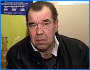 ></p><p class=c_tn>Лиц без определенного места жительства ивановские городские больницы выписывают и привозят к воротам Центра адаптации для этой категории граждан. Однако сотрудники центра принять их не могут. Социальные работники вынуждены договариваться с другими больницами и отправлять обездоленных калек обратно в лечебные учреждения. Механизма возврата в здоровую жизнь нет. </p><p class=c_tn>Скорая оставила Сергея Александровича Камнева, инвалида 2 группы, прямо на улице. Он без ноги и сам передвигаться не может. Ему пришлось ползком забираться на крыльцо центра. Уроженец Юрьевца с высшим образованием работал в Иванове инженером по строительству. Обстоятельства сложились так, что мужчина лишился одной ноги и оказался на улице. </p><p class=c_tn>Для сотрудников Центра социальной адаптации этот случай не нов. Уже в четвертый раз за год работы скорая привозит из городских больниц бомжей-инвалидов и оставляет их у входа. Но по заявлению руководства, таких людей они принимать не могут. «Случай вопиющий, потому что наш центр не предназначен для обслуживания людей, которые не могут себя обслужить. Мы здесь обслуживаем людей, которые могут зарабатывать на жизнь, потому что мы здесь их не кормим, они у нас здесь только ночуют», - говорит директор центра Павел Павлыш.</p><p class=c_tn>Именно поэтому сотрудники центра снова должны обращаться в больницы, чтобы медики забрали пациентов на обследование и подготовку документов для обустройства их в специальные интернаты. Врачи же, по словам медсестры Центра социальной адаптации Валентины Антоновой, инвалидов-бомжей держать в стационаре долго не могут и опять выписывают.   </p><p class=c_tn>Однако вопрос к главному врачу второй горбольницы, из которой привезли Сергея Камнева, так и остался без ответа. Обращения в ивановское Управление здравоохранения с просьбой решить проблемные ситуации тоже ничего не дали. В ответе чиновников по поводу прошлого подобного случая подробно расписан диагноз больного и подтверждение, что он действительно лечился в стационаре. А в конце документа сказано: до заведующих отделениями доведены сведения о месте нахождения областного государственного учреждения социального обслуживания Центр социальной адаптации для лиц без определенного места жительства и занятий. Звучит довольно двусмысленно, как рекомендация отвозить инвалидов-бомжей именно сюда. </p><p class=c_tn></p><p class=c_tn><b>Марина Четверткова</b></p>
	
		<div class=