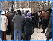 ></p><p class=c_tn></p><p class=c_tn>Конфликт между ивановской властью и предпринимателями текстильной отрасли. Спор разгорелся вокруг платной автостоянки около торгового центра «Текстильщик», открытой по распоряжению мэра Александра Грошева. Ограда стоянки перекрывает въезд на территорию комплекса, машины загораживают вход в парк имени Степанова. 26 января сотрудники торгового комплекса «Текстильщик» организовали акцию протеста. </p><p class=c_tn>Муниципальная автостоянка появилась у торгового центра около двух месяцев назад. Поставить свой автомобиль здесь мог любой. Плату за это не взымали. Но пару дней назад здесь был установлен шлагбаум, появился прейскурант. В нем - цены на услуги стоянки. Стоимость одного места колеблется от 10 до 70 рублей. Причем это не за сутки, а за  право въехать на стоянку. Заехал второй раз - плати снова. Предпринимателям в течение дня приходится достаточно часто покидать торговый комплекс и возвращаться сюда вновь. При такой схеме оплаты, услуги стоянки обходятся слишком дорого. Предпринимателям не хочется платить в городскую казну дважды. В прошлом году налог «Текстильщика» в бюджеты разных уровней составил 24 миллиона рублей. Покупатели тоже предпочитают стоянкой не пользоваться. Как результат - затор на подъездных путях, и без того узких .</p><p class=c_tn> «Мэр со своими бредовыми постановлениями… он нам перекрыл подъезд, спокойный, свободный подъезд к нашим рабочим местам. Люди не могут подъехать, создается очередь, люди нервничают», - возмущаются предприниматели.</p><p class=c_tn>Два года назад в торговом комплексе произошел пожар. Тогда, к счастью, никто не пострадал. Предприниматели опасаются, что если какое-то ЧП произойдет вновь - без жертв уже не обойдется.</p><p class=c_tn> «Неоднократно были звонки, что заминирован комплекс, были эвакуированы все. Допустим сейчас, не дай Бог, это произойдет. Что здесь будет твориться? Здесь будет давка, здесь будут травмы. Кто за это будет отвечать?», - тревожится предприниматель Евгений Гаврилов.  </p><p class=c_tn>Попытки найти компромисс с мэрией, говорят предприниматели, успехом не увенчались. А потому обратились в Законодательное Собрание области и городскую Думу. Депутат регионального парламента Александр Фомин оценивает организацию этой стоянки, как прямое самоуправство. По его словам, обращение предпринимателей уже направлено в областную прокуратуру. А привлечь виновника к ответственности есть за что.    </p><p class=c_tn> «Существует нарушение предписаний МЧС, и ГАИ и других контролирующих органов. Потому что настоящая стоянка, она действительно создает здесь помехи для движения, не говоря уже о здравом смысле», - констатирует депутат Законодательного Собрания области Александр Фомин</p><p class=c_tn>Получить комментарий от городских властей корреспонденту телекомпании «Барс» не удалось. Как пояснили в пресс-центре администрации, Александр Грошев в командировке. Не оказалось на месте и вице-мэра. А потому, как и когда завершится этот конфликт - пока не известно. </p><p class=c_tn></p><p class=c_av>Олеся Чирко</p>
	
		<div class=