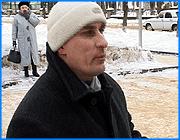 ></p><p class=c_tn>На этот раз он выступил в защиту почетных доноров России, которые теперь тоже получают вместо льгот денежные компенсации. Сегодня Черкашов организовал митинг протеста у Законодательного Собрания области. Место для акции было выбрано не случайно. Поэт выступил не только против 122 закона, но и против возможного увеличения количества депутатов нового созыва регионального парламента. </p><p class=c_tn>Очередной митинг, организованный Черкашовым, как обычно, многочисленностью участников не отличался - пришли около 20 человек. По словам митингующих, государство обобрало доноров - вместо льгот им теперь положена только ежемесячная выплата в размере 500 рублей. «Возьмите эти пятьсот рублей и верните хотя бы две льготы из пяти: бесплатный проезд и пятидесятипроцентную скидку на оплату жилищно-коммунальных услуг», - призывал Черкашов.</p><p class=c_tn>Приехавший в Законодательное Собрание губернатор Владимир Тихонов пройти в здание не смог. Митингующие плотным кольцом обступили Главу области. Претензии насчет несправедливости 122 закона Тихонов обрубил на корню: областные власти всего лишь исполнители, кроме того, доноры - льготники федеральные.</p><p class=c_tn>Через 15 минут Владимиру Тихонову все-таки удалось прорваться в здание. И поэт тут же переключился на следующий пункт в плане требований. Он выступил против возможного увеличения числа депутатов областного парламента с 35 до 48. По словам Черкашова, этот шаг Законодательного Собрания может обанкротить региональный бюджет. С теми депутатами, которые проголосуют за расширение штата, борец за справедливость пообещал встретиться лично. «Вот тех депутатов, которые проголосуют за цифру 48, я вызову на обыкновенный спортивный бой, рукопашный бой, на честный. И будем биться до первой крови», - ораторствовал он.</p><p class=c_tn>За обиженных льготников Черкашов также обещает бороться до победного. Он уже подготовил официальное обращение к Президенту Владимиру Путину, под которым собрал около 100 подписей почетных доноров Иванова. </p><p class=c_tn></p><p class=c_tn><b>Олеся Чирко</b></p>
	
		<div class=