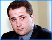 ></p><p class=c_tn>Закон плохой, но отменить его нельзя. Будем думать, как сгладить последствия. Так заявили депутаты Госдумы от Ивановской области участникам большого совещания, которое было посвящено закону о монетизации льгот. Оно прошло в Законодательном собрании области. </p><p class=c_tn>«Мы опоздали с монетизацией на несколько лет», - популярно объяснял участникам совещания депутат Михаил Бабич. Льготы стране не под силу. Еще немного, и все рухнуло бы уже окончательно - транспорт, коммунальное хозяйство. С монетизацией опоздали, а с законом поспешили. Сколько ни обсуждали его в процессе подготовки и принятия, критические замечания услышаны не были. То, о чем говорили тогда, власти на ходу исправляют сегодня. Ответственность за это депутат правительственной единороссовской фракции возложил на то самое правительство, за которое единороссы и голосовали. Он отметил: «Уже обратного хода нет. И нам с вами надо найти наиболее оптимальные способы, как смягчить последствия начала работы данного закона для населения, для наших избирателей». Потому что - не стал скрывать Бабич, - во время поездки по районам, жители глубинки выплеснули на депутатов все, что они думают о монетизации и о самих думцах. А жители к депутатам приехать не могут - проезд для льготников стал дорог. В Иванове 3 льготных проездных, каждый по 100 рублей - на трамвай с троллейбусом, автобус от госпредприятия-банкрота и другой автобус, от  негосударственной ассоциации Экспресс-сервис, то есть, в сумме, 300 рублей. А центр установил совсем другую норму. «Он называется - единый региональный проездной билет. Купил, и ездишь на всем, кроме такси.  Единый проездной билет в городе должен быть, - и мы все это знаем, 100 рублей на все.  Ну, 150. У кого как», - подчеркнул Михаил Бабич. </p><p class=c_tn>Представители областной власти тут же сообщили - переговоры о едином проездном уже ведутся. А пока 300 рублей на проездные надо считать как 200, а еще 100 рублей не учитывать вовсе. Но компенсацию на эти проездные перевозчику выделять все равно будут. «А на какие деньги льготники из глубинки будут ездить в областную больницу?» - спросили из зала. Пусть ездят на транспорте лечебного учреждения, - прозвучало с трибуны. Зал зашумел - какой же транспорт у больниц. Но тут же почему-то успокоился, когда из президиума объяснили, что на такие случаи никаких выплат и льгот не предусмотрено. А 80 тысяч пенсионеров области льготниками не числятся - дешевых проездных им не дадут. </p><p class=c_tn></p><p class=c_tn><b>Василий Когаловский</b></p>
	
		<div class=