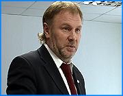 ></p><p class=c_tn>Владельцы маршрутных такси обвиняют журналистов в некомпетентности и продажности. В четверг на заседании городской транспортной комиссии большую часть времени обсуждали статью в Рабочем крае. В ней корреспондент написала о большой аварийности с участием маршрутных такси и безответственности водителей. </p><p class=c_tn>Мы - не дрова - так называлась статья, опубликованная в газете Рабочий край. В ней корреспондент писала о том, что водители маршрутных такси в погоне за прибылью ездят по городу на большой скорости, не соблюдают правил дорожного движения. В результате - аварии с участием «Газелей» участились. Одна из причин ДТП - неопытность водителей. Владельцы маршруток восприняли эту статью в штыки. Пункт за пунктом начали опровергать написанное. В итоге, владелец маршрутных такси, он же депутат городской Думы Вадим Романовский обвинил корреспондента. «Статья явно заказная, явно. Я понимаю, написал бы ее какой-то специалист из транспортной инспекции, из ГИБДД и так далее. А это написала женщина, которая этот вопрос как бы не знает. И написано это с чужих слов, за деньги. Явно», - сказал он.</p><p class=c_tn>Журналистка смогла ответить на эти обвинения. Информация поступила не откуда-нибудь, а из городского ГИБДД, от старшего государственного инспектора. </p><p class=c_tn>Владельцы маршрутных такси и чиновники все же признали, что среди водителей есть нарушители, но бороться с этим злом они не в силах. Между тем городская администрация начала работу по перезаключению договоров с владельцами маршрутных такси. С теми, к кому претензий нет, соглашения будут подписаны на 3 года. Нарушителям сократят срок до года. Но все же договоры подпишут и с ними.</p><p class=c_tn></p><p class=c_tn><b>Олеся Чирко</b></p>
	
		<div class=