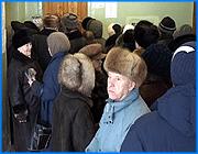 ></p><p class=c_tn>Льготники выбирают, на какой вид транспорта им приобрести проездной билет. Потратить деньги на месячные документы ТТУ, ПАТП-1 и ЗАО Экспресс-сервис сразу многим не по карману. Перед теми, кто выбрал для себя проездной на трамвай и троллейбус, встает еще одна проблема - найти именно тот киоск, где продаются билеты для их категории. Продажа документов для льготников федерального и регионального регистров производится в разных местах. </p><p class=c_tn>У касс в здании трамвайно-троллейбусного управления с утра столпотворение. Льготники простаивают в очереди минимум по 40 минут. Продают проездные в трех окнах, но помогает это мало. Многим из федеральных льготников в поисках места, где можно купить билет, пришлось покататься по городу. Дело в том, что для них и льготников регионального регистра проездные документы продаются в разных местах. Люди путаются, куда идти. Льготники признаются, что встали перед проблемой выбора. Приходится решать, на чем ездить в течение следующего месяца. Купить 3 сторублевых проездных многим не по карману. </p><p class=c_tn>О том, чтобы сделать единый проездной на все виды городского общественного транспорта, речь не идет, несмотря на то, что есть такое пожелание федерального центра. По словам заместителя ивановского мэра Сергея Мкртумяна, ввести такой документ невозможно. ПАТП-1 - предприятие федеральное, Экспресс-Сервис - частное. Повлиять на их решение об индивидуальных проездных городская администрация якобы не в силах. </p><p class=c_tn>«Это разные хозяйствующие субъекты. Если между собой они могут договориться - ради бога. Это их право. Заставить мы их не можем. Собрать мы их в этом кабинете – собрали, переговорить - переговорили. Сказали о том, чтобы создать льготный билет. Еще раз подчеркиваю, муниципальное предприятие ТТУ, которое непосредственно подотчетно администрации, оно ввело единый льготный проездной на трамвай и троллейбус», - пояснил Сергей Мкртумян.</p><p class=c_tn>В четверг появились в продаже проездные билеты автотранспортного предприятия, в пятницу - ЗАО Экспресс-Сервис. На этих предприятиях льготников федеральных и региональных делить не стали. Проездные документы и те, и другие смогут приобрести в одних и тех же кассах предприятий и киосках города.</p><p class=c_tn></p><p class=c_tn><b> Олеся Чирко</b></p>
	
		<div class=