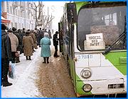 ></p><p class=c_tn>Ивановские власти обеспечили своих льготников и пенсионеров самыми неудобными проездными на общественный транспорт. В соседних областях ситуация с проездом льготников совершенно иная. Во Владимире, Костроме, Ярославле и Нижнем Новгороде пенсионеры и льготники стали привилегированными пассажирами на городских маршрутах. </p><p class=c_tn>Проездные билеты с февраля будут действовать в большинстве соседних областей, кроме Нижнего Новгорода. Там трамвай, троллейбус, метро и муниципальные автобусы останутся бесплатными для всех категорий льготников, по крайней мере, до марта. Бесплатно будут ездить и пенсионеры. Нижегородская мэрия пока не смогла договориться только с владельцами маршрутных такси. В ближайшее время тамошним льготникам предоставят выбор, как пользоваться пригородными автобусами - оплачивать половину стоимости проезда или покупать месячный билет за 150 рублей. </p><p class=c_tn>В Ярославле все льготники и пенсионеры также будут бесплатно пользоваться всем муниципальным транспортом, включая автобусы. Правда, для этого им придется получать единые проездные билеты. Выдаваться они будут раз в квартал. Обеспечивать бесплатными проездными пожилых людей взялось ярославское отделение пенсионного фонда. </p><p class=c_tn>В относительно бедных Костромской и Владимирской областях пенсионерам и льготникам придется платить за проезд. Однако он будет стоить и для тех, и для других 100 рублей в месяц. За пригородные проездные билеты придется платить 120 рублей. В Костроме введены единые проездные на все виды транспорта. Во Владимире только на троллейбус, так как автобусы там принадлежат частным перевозчикам. Однако наряду с пенсионерами и льготниками дешевые проездные смогут приобретать малоимущие горожане и безработные. О подобных мерах социальной защиты ивановские власти даже не говорят. Только в Вологде цена льготного проездного достигает 200 рублей, но там компенсации льготникам регионального регистра составляют 500 рублей. </p><p class=c_tn></p><p class=c_tn><b>Василий Когаловский</b></p>
	
		<div class=