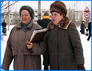 ></p><p class=c_tn>Две ивановские пенсионерки, которые уже в прошлом году дошли до генпрокуратуры и администрации президента в борьбе за снижение коммунальных тарифов, вышли на новый этап противостояния. Теперь, руководствуясь решением областной прокуратуры, они намерены добиваться перерасчета оплаты горячей воды и отопления за 2 месяца. Причем не для себя. </p><p class=c_tn>Ветераны тарифной войны не сидят сложа руки. В течение всего прошлого года они ездили в Москву в Генпрокуратуру, администрацию президента и Государственную думу. Правда, реального результата на московском уровне нет. Валентина Александровна Полякова и Алевтина Сергеевна Васенина убедились, что порода чиновничья и в столице и в провинции одинакова. Формальные отписки, вежливое отфутболивание из кабинета в кабинет. Правда, в приватных беседах может и сочувствие промелькнуть. «В Госстрое нам сказали, что нужно поднимать народ, что если народ не поднимется, то вы ничего не добьетесь», - рассказывают они.</p><p class=c_tn>Теперь тарифные мятежницы вновь вернулись на местный уровень. Здесь можно добиться пусть небольшого, зато реального успеха. Решением областной прокуратуры постановления о тарифах на тепло и воду было опротестовано, и решение надзорного органа граждане могут использовать в суде как основание для перерасчета. Но не за весь прошлый год, как многим хотелось бы, а только за 2 месяца. Городским властям помогла пара трюков с постановлениями.</p><p class=c_tn>После решения, позволяющего сделать по суду перерасчет, неспокойные пенсионерки вновь обратились в областную прокуратуру в надежде, что прокуроры будут представлять в суде их интересы. Но тут выяснилось, что закон позволяет надзорному органу замещать гражданина в суде, только если он сам не может сделать этого по состоянию здоровья. И подруги решили помочь сухово-дерябихским инвалидам. В местной поликлинике помогли со списками. «Они долго в суде просто не могут находиться - на них это отражается, на их заболевании. Поэтому если человек такой находится и защищает их права, то это будет замечательно», - считают врачи в поликлинике. </p><p class=c_tn>Сейчас в списках - более 200 инвалидов. По прикидкам пенсионерок, каждый может выиграть от перерасчета до 800 рублей. </p><p class=c_tn></p><p class=c_tn><b>Сергей Хохлов</b></p>
	
		<div class=